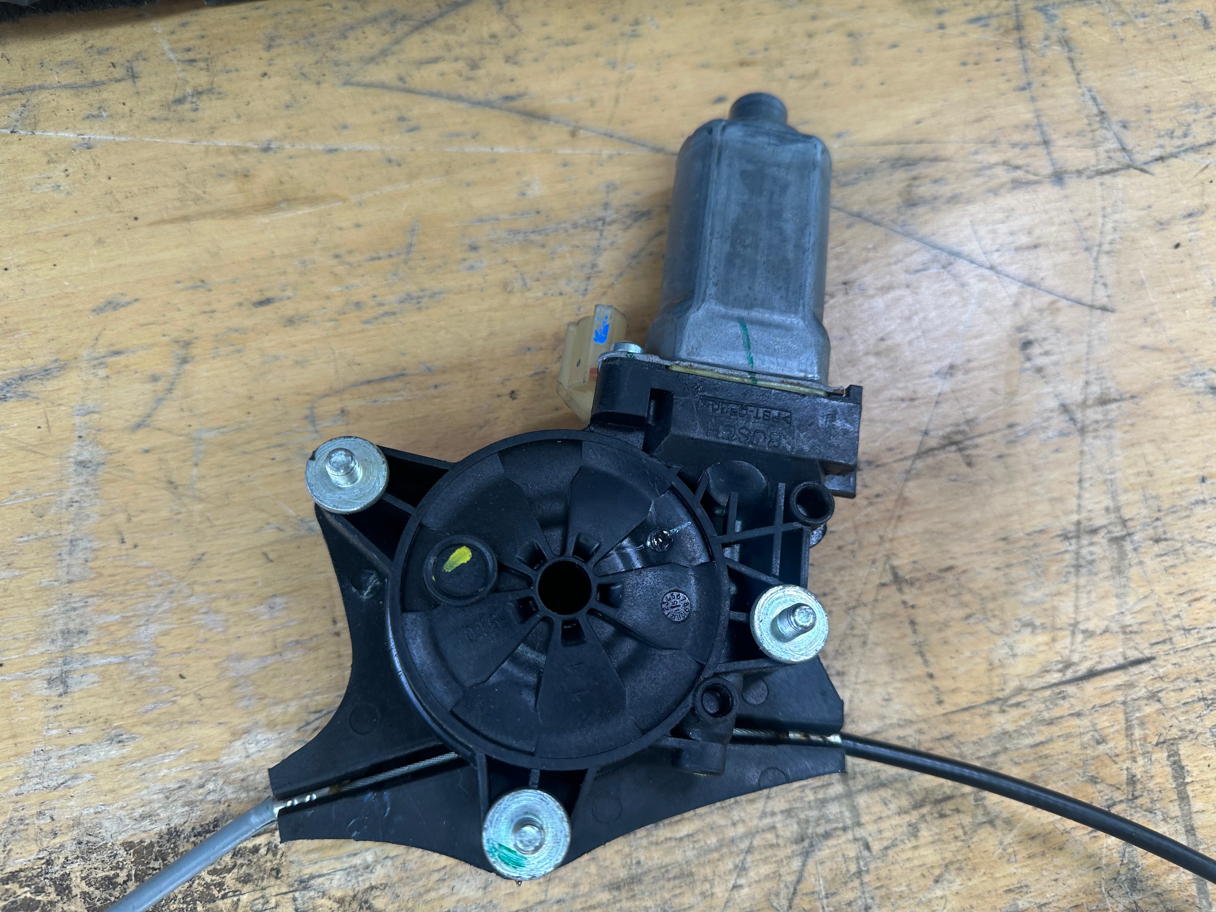 Hyundai i10 2016 Front Right Driver O/S/F Window Regulator (82402-B4110)