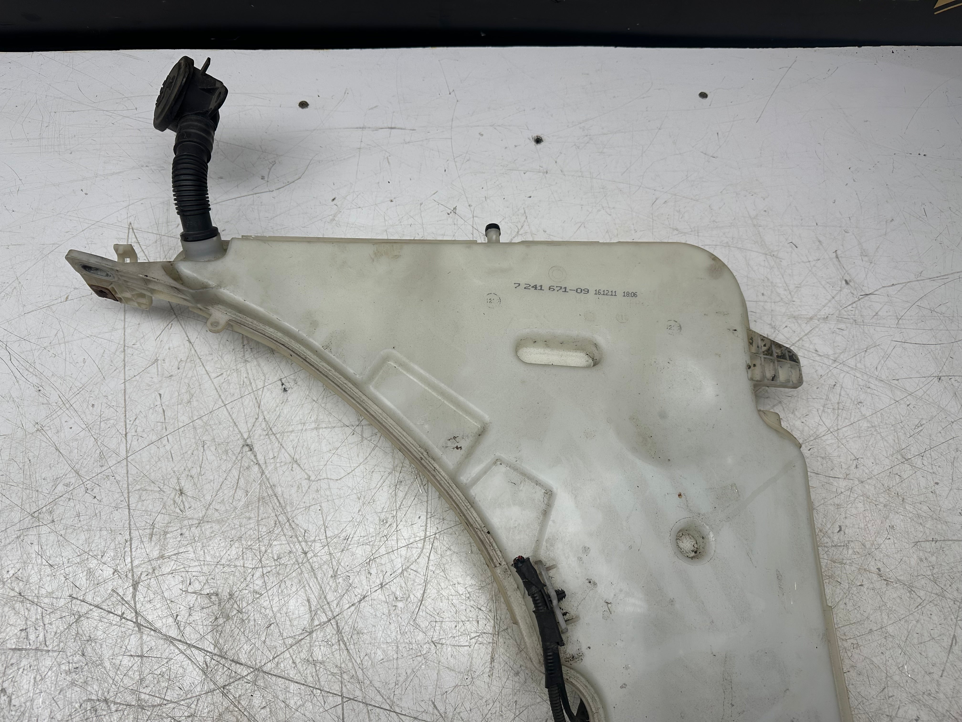 BMW 3 Series F30 Windscreen Washer Bottle & Pump (2011–2019)(7241671-09 )