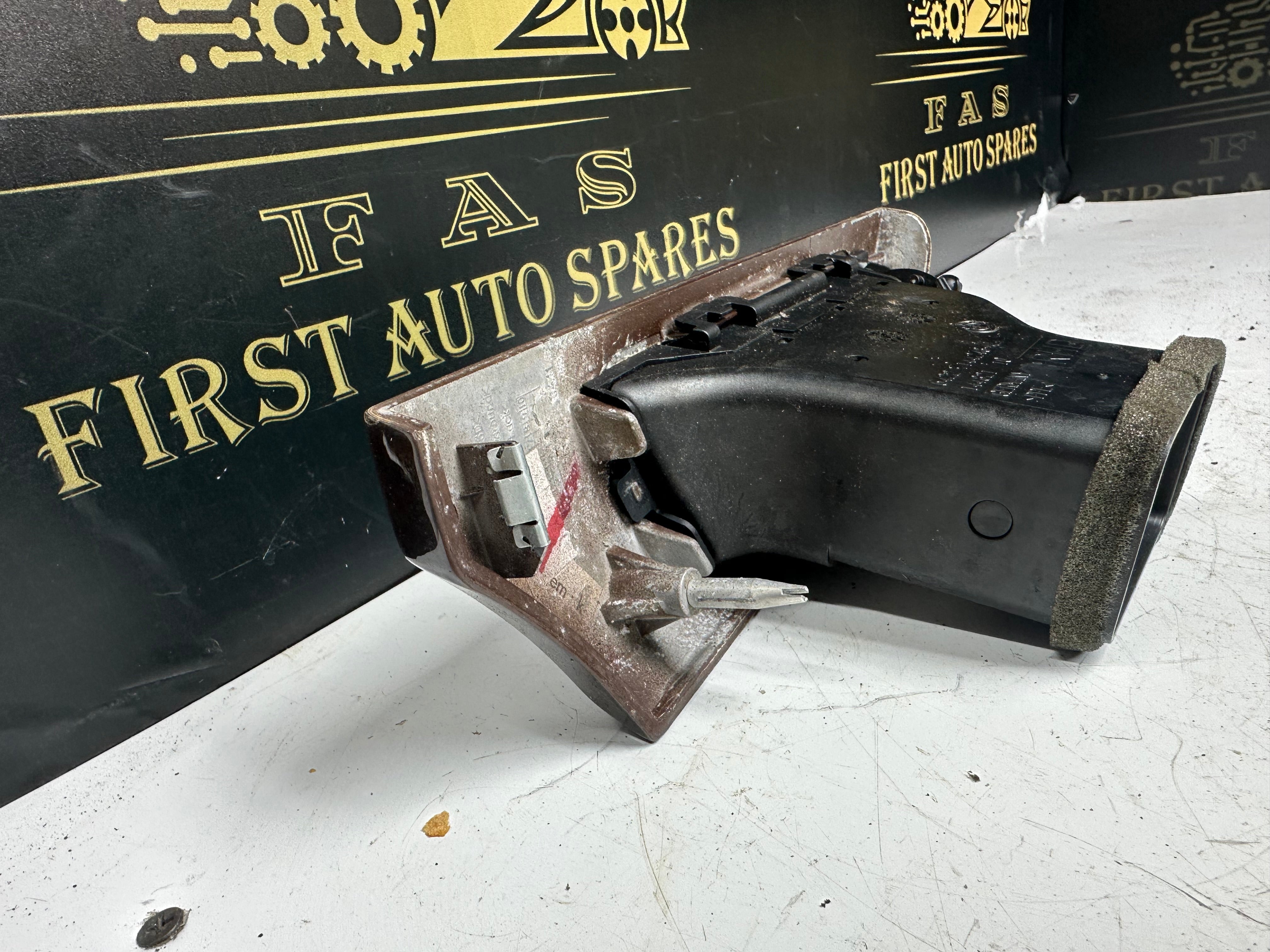 BMW E90 320i 2005 Right Trim Dash Air Grille Vent (6422 7144248 04)