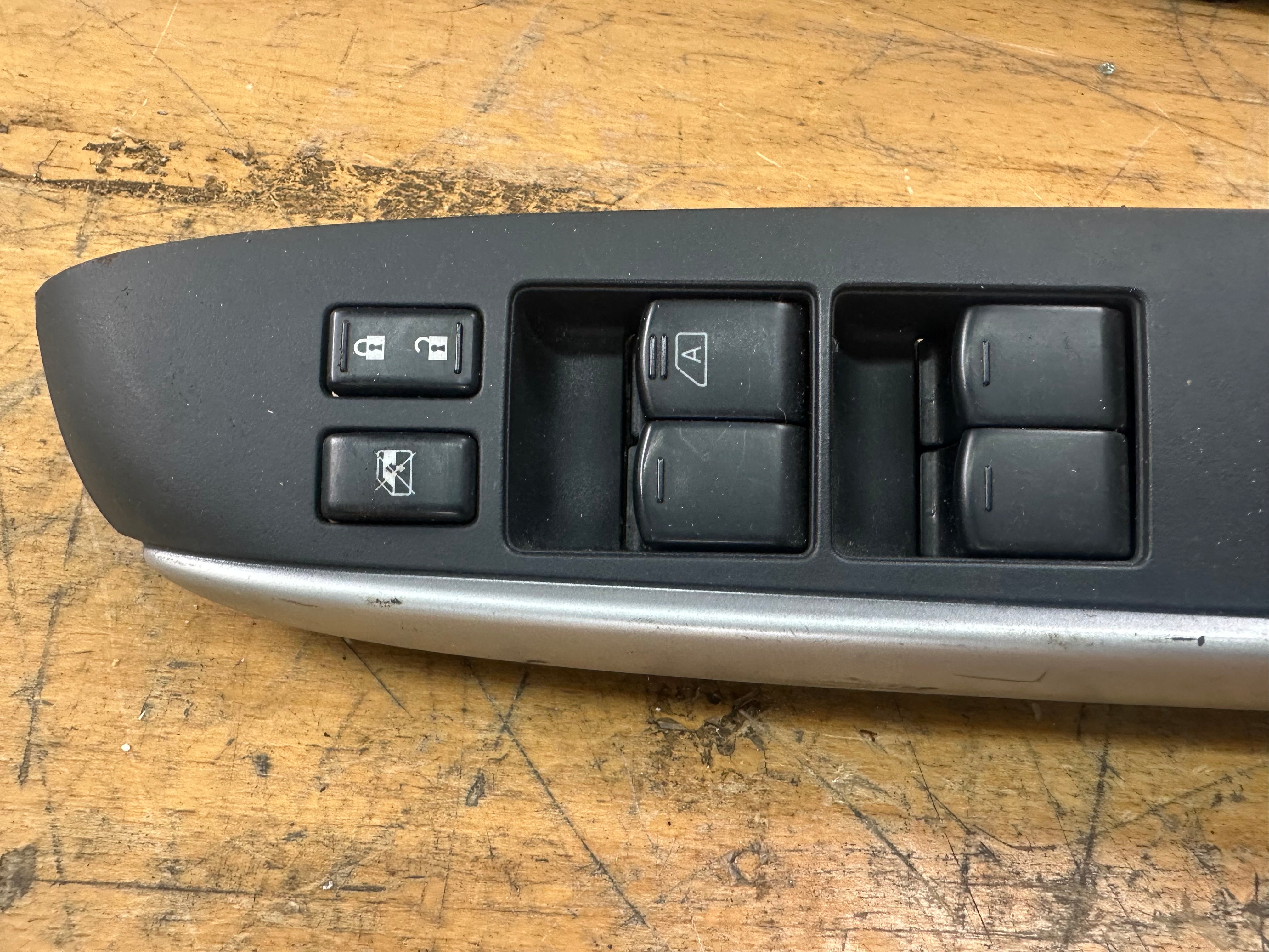 Nissan Note 2014–2019 Right Driver Front Window Control Switches (80960 3BB5A)