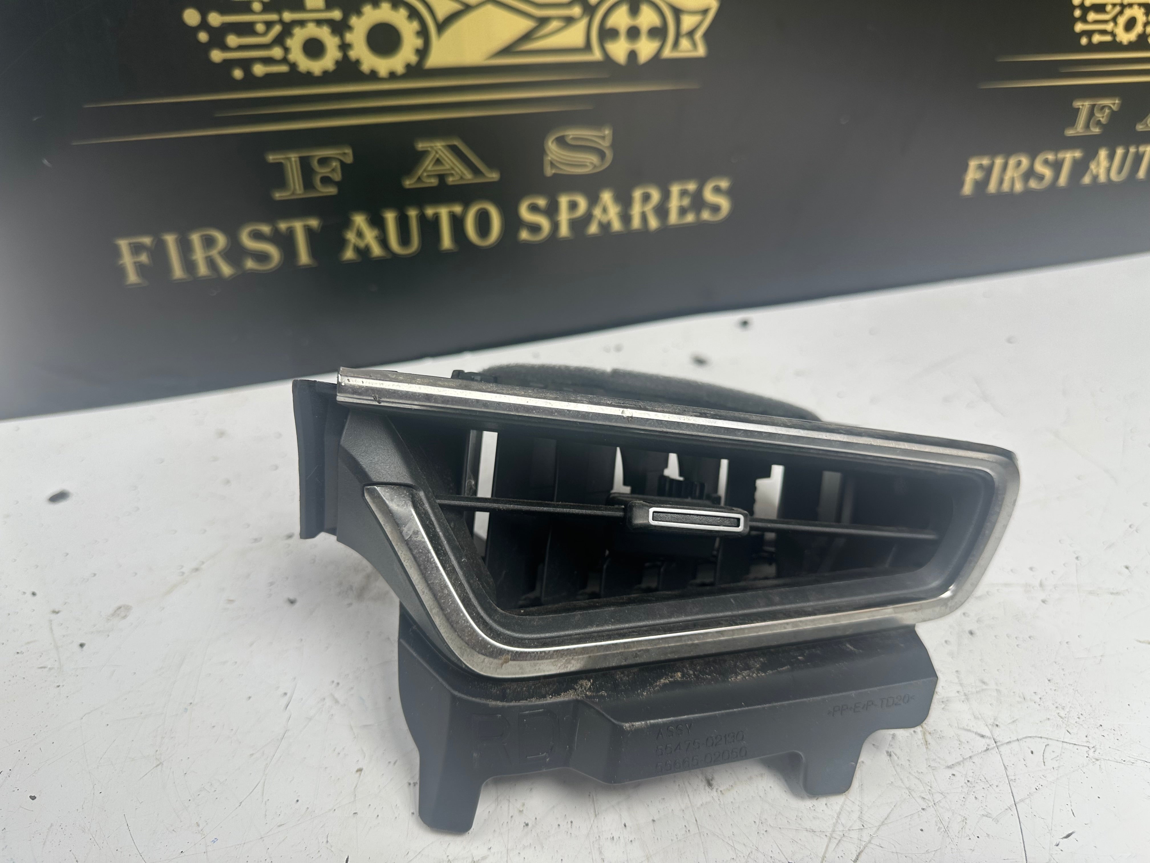 Toyota Corolla Right Dashboard Air Vent (55660-02510) (55660-02520)