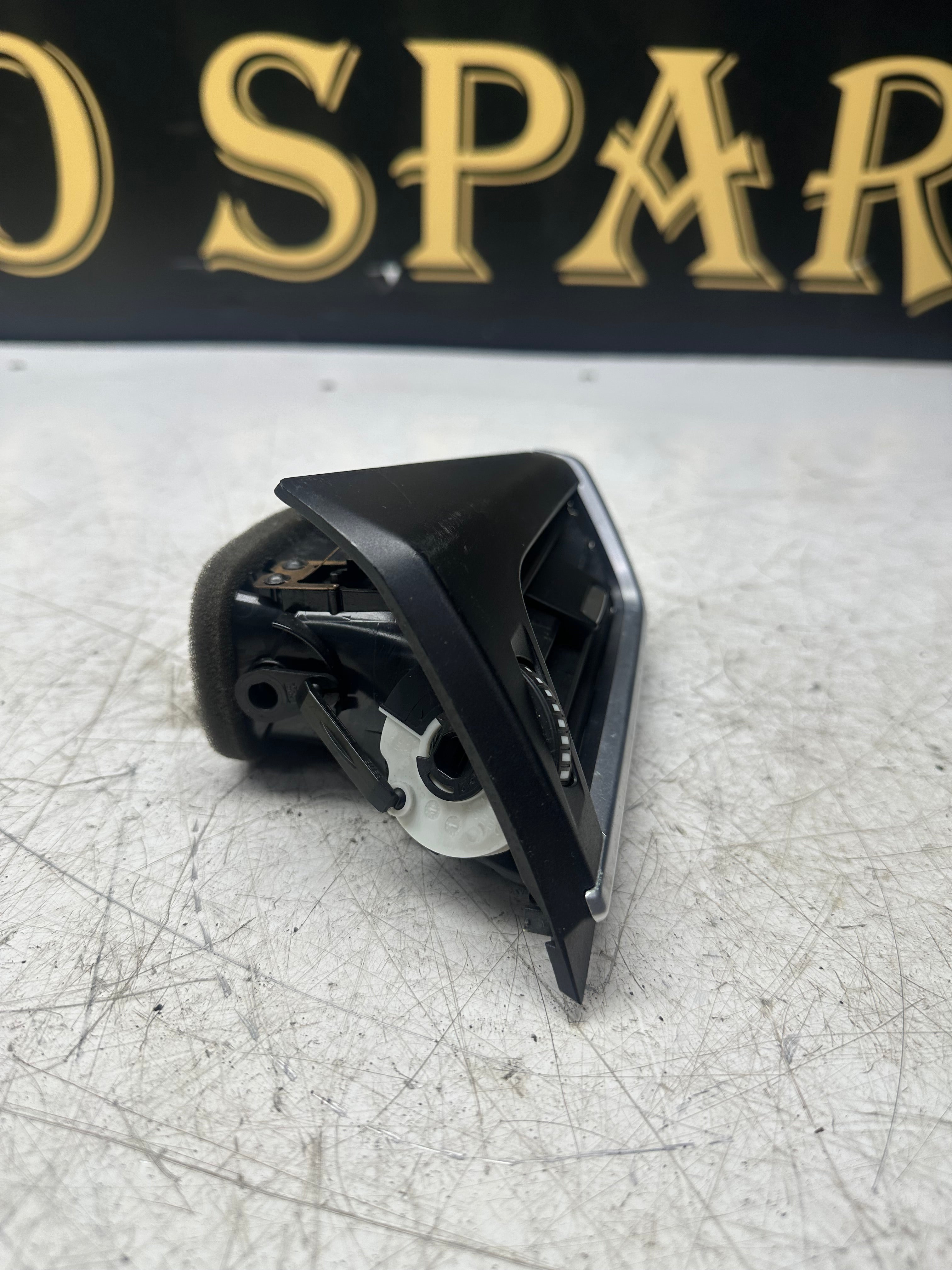 BMW 2 Series F45 M Sport Dashboard Air Vent – Right Outer (2014–2018)(9287292)