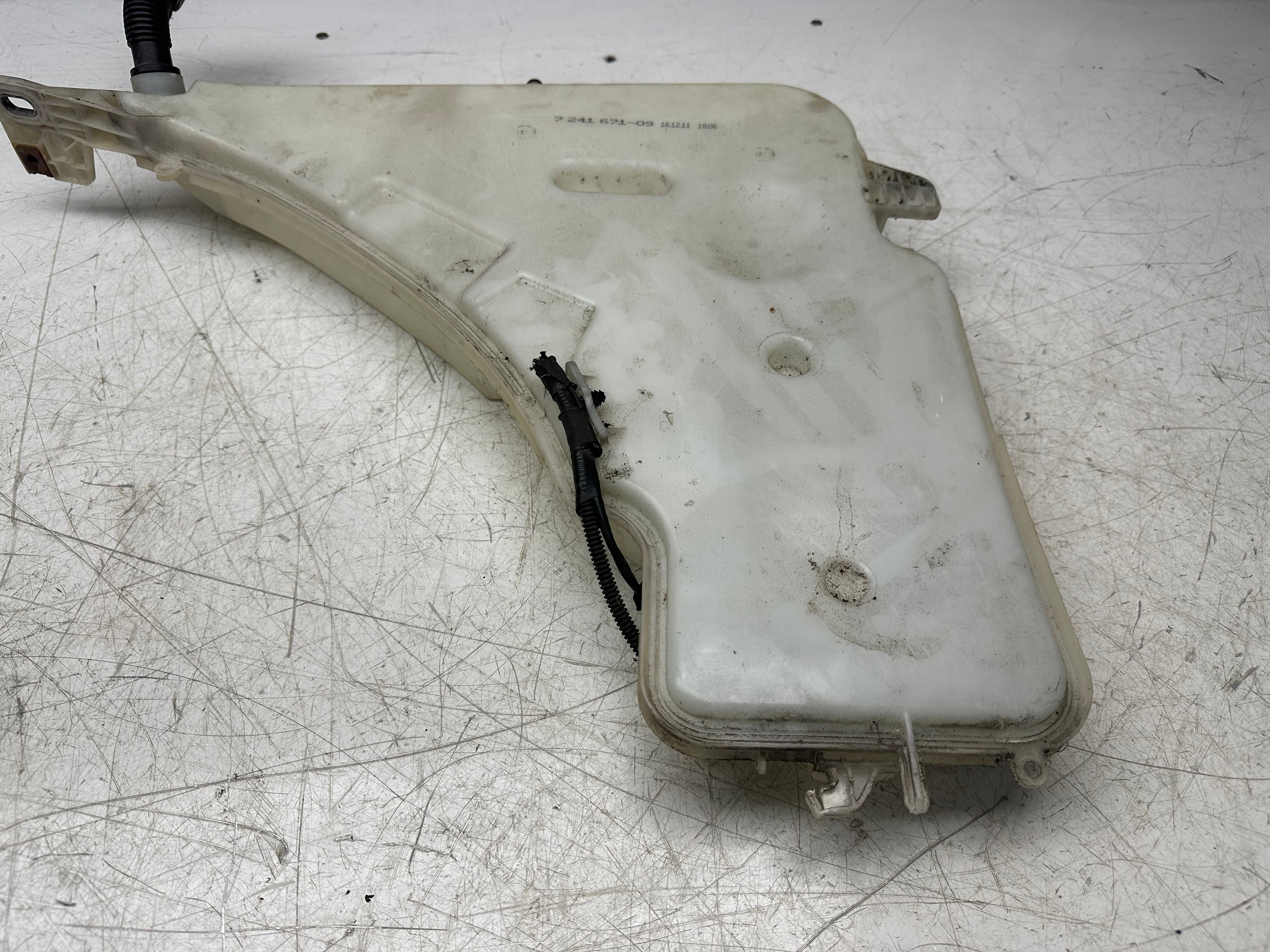 BMW 3 Series F30 Windscreen Washer Bottle & Pump (2011–2019)(7241671-09 )