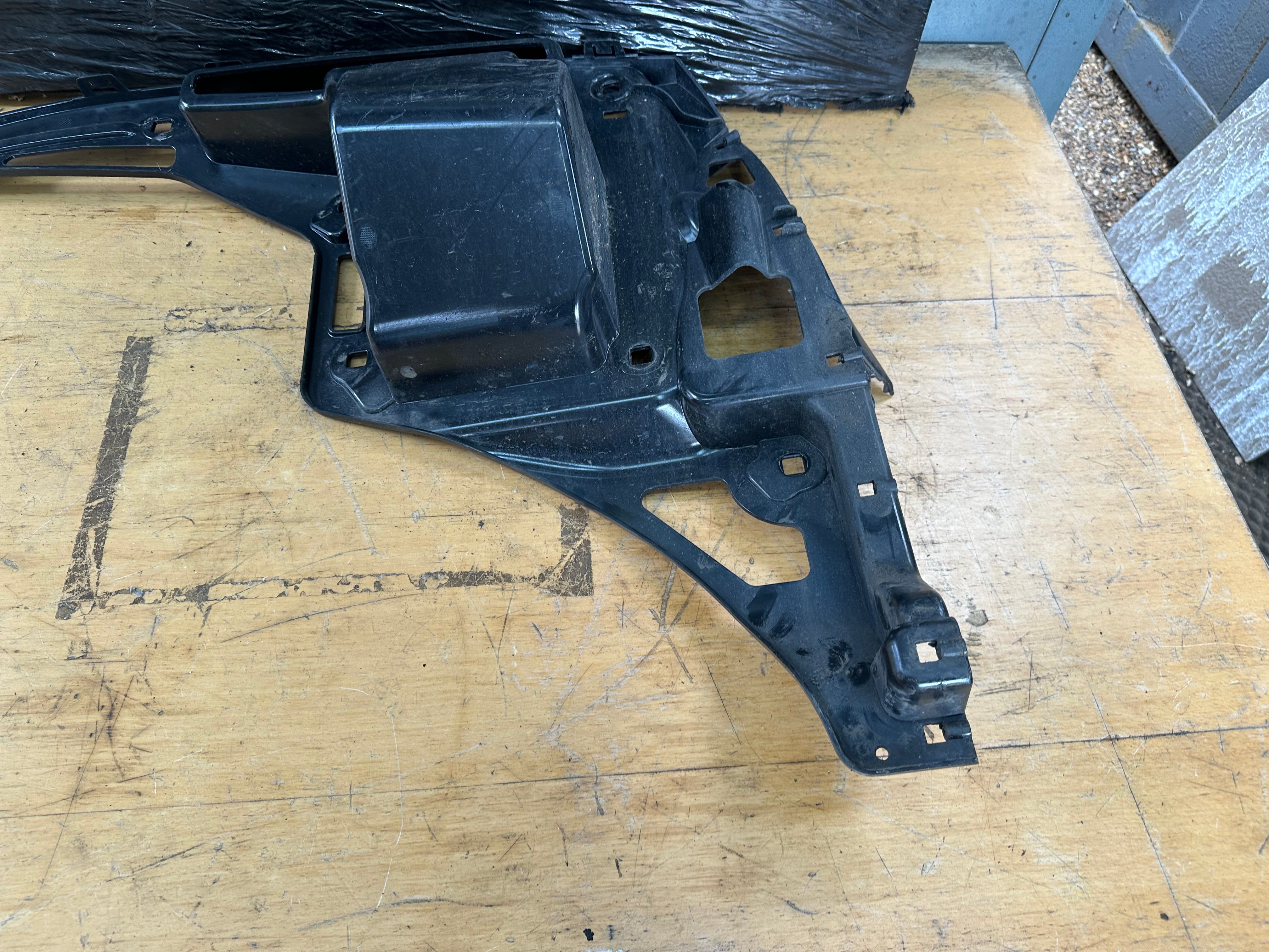 BMW i3 2021 Panel Bracket Rear Left Support Panel Mounting (7296753)