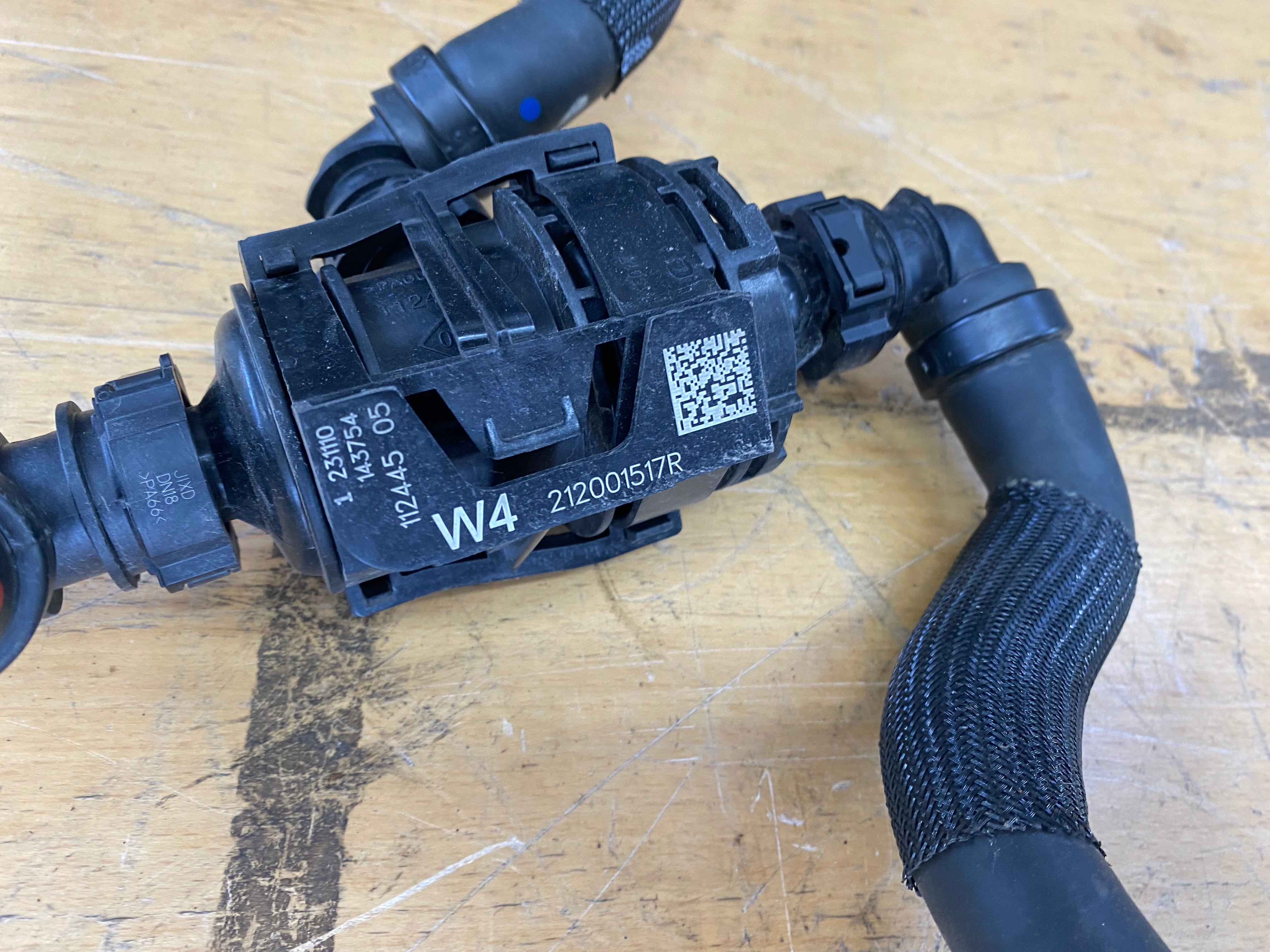 Renault Thermostat Housing – Trafic III / Megane IV / Nissan (212001517R)