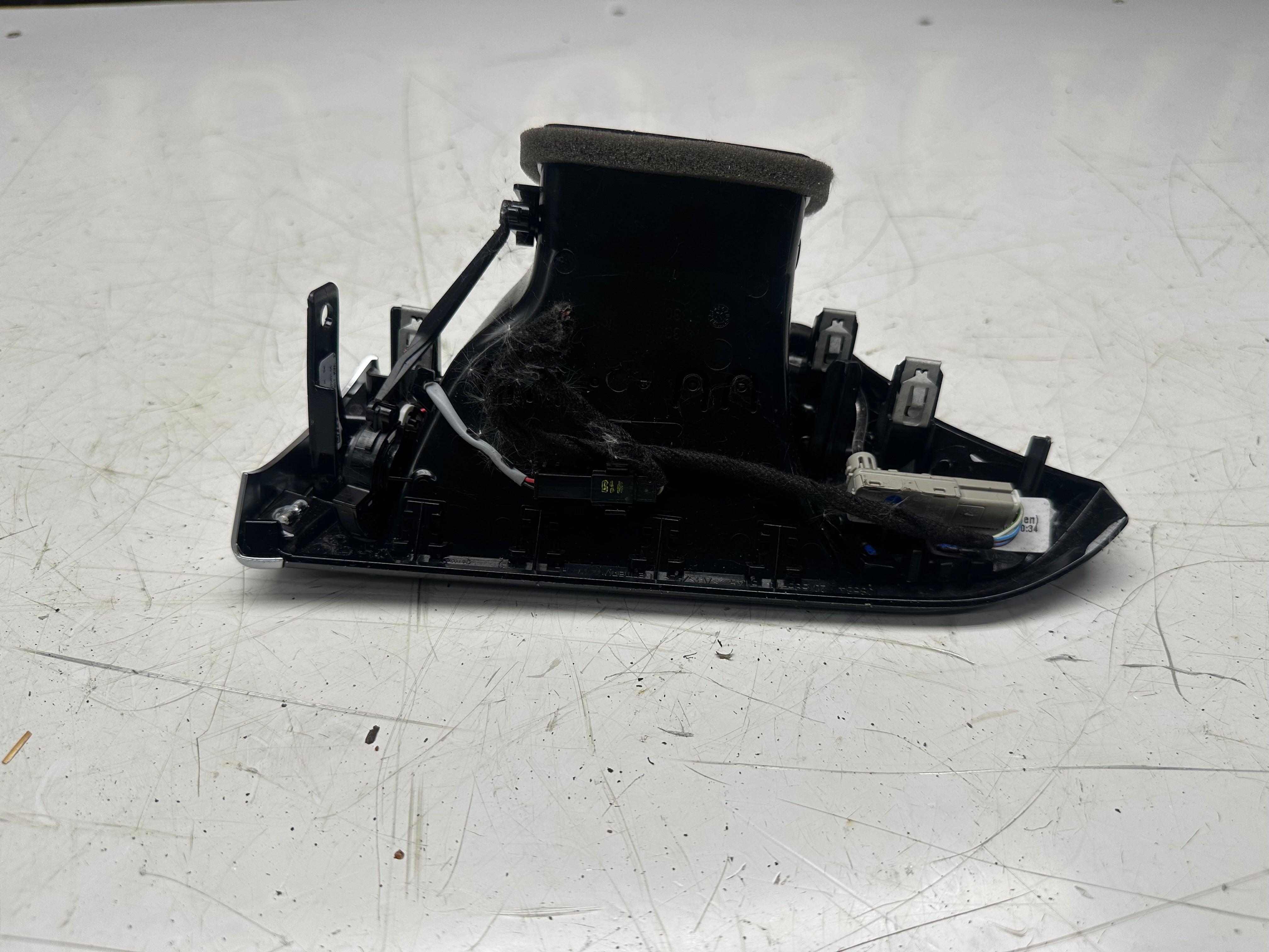 BMW 5 Series G30 G31 2017–2023 Dashboard Air Vent (9330858-07)