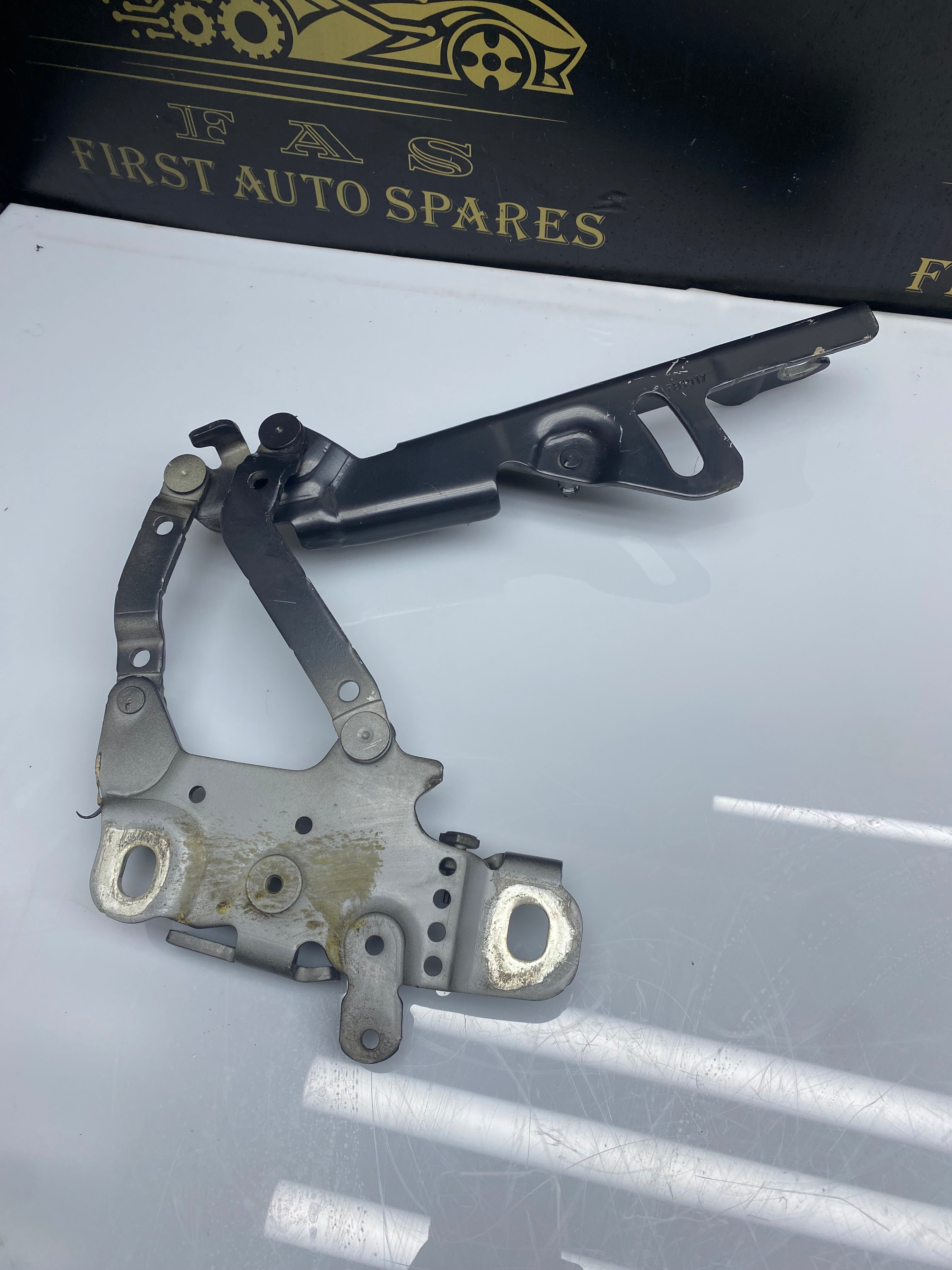 BMW 3 Series Front Right Side Bonnet Hood Hinge (13989610)