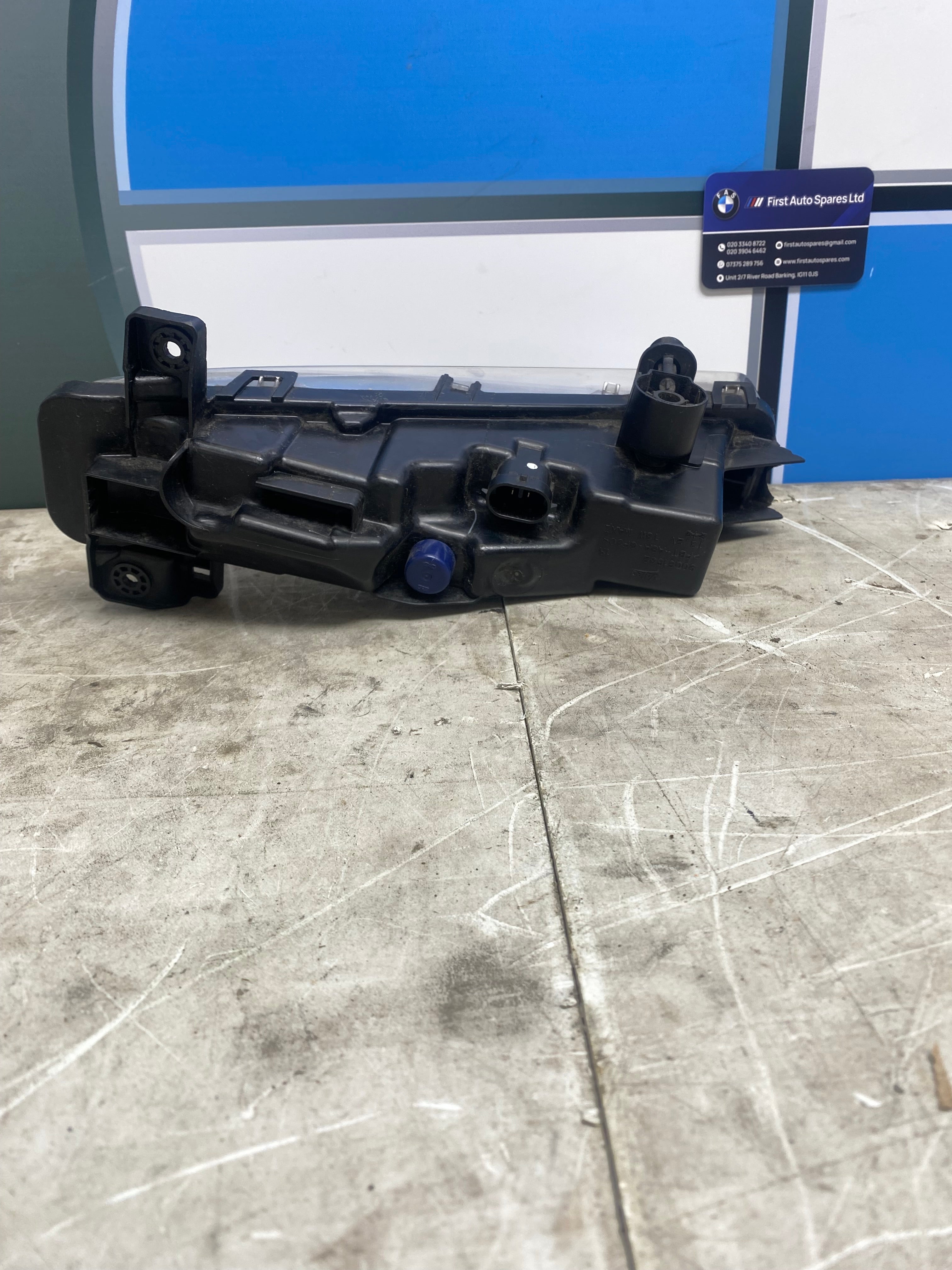 BMW 5 Series & 7 Series Right Headlight Mounting Bracket – Halogen / LED