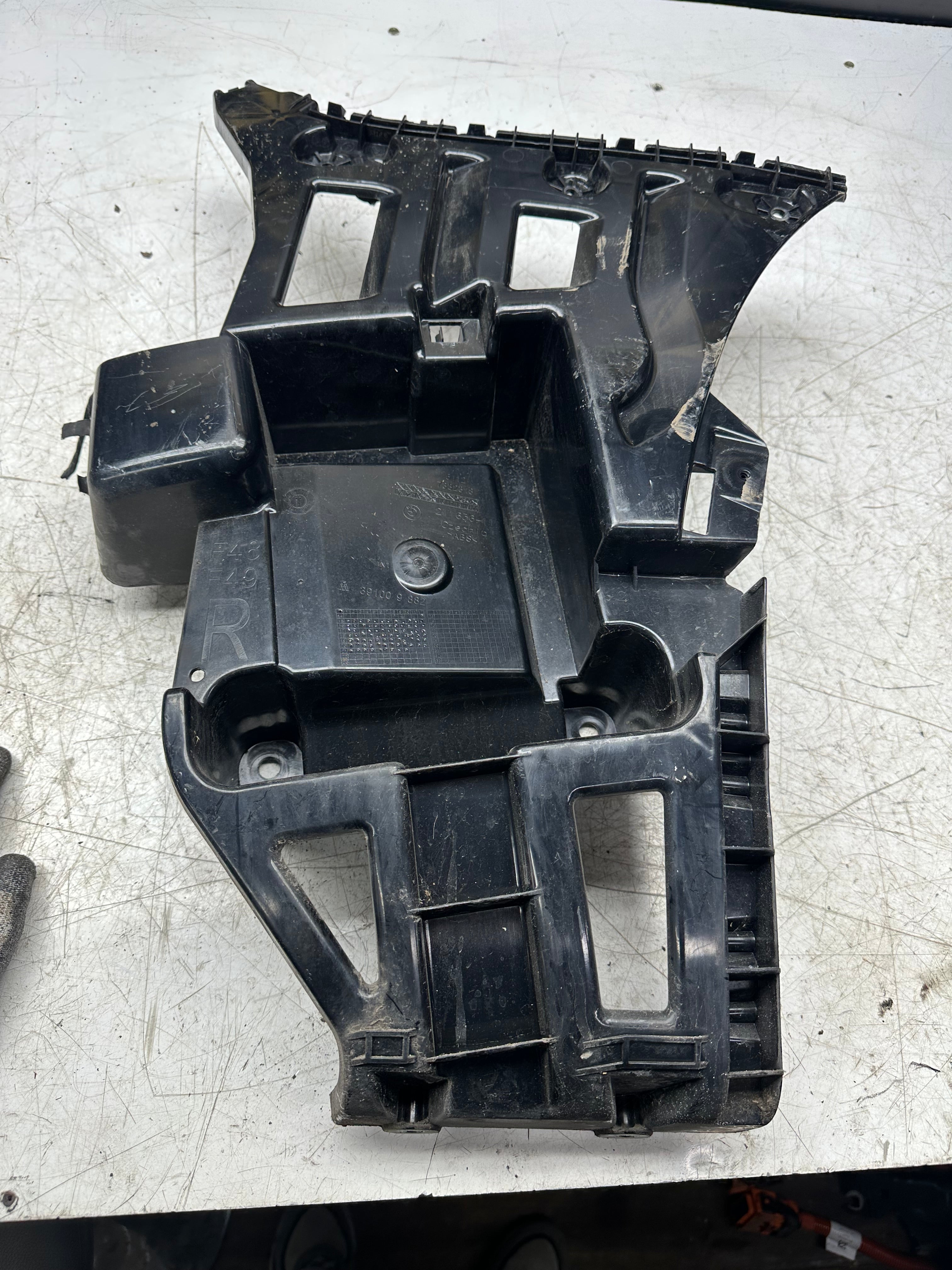 BMW X1 F48 Rear Bumper Mount Bracket Right Driver Side (7332318)