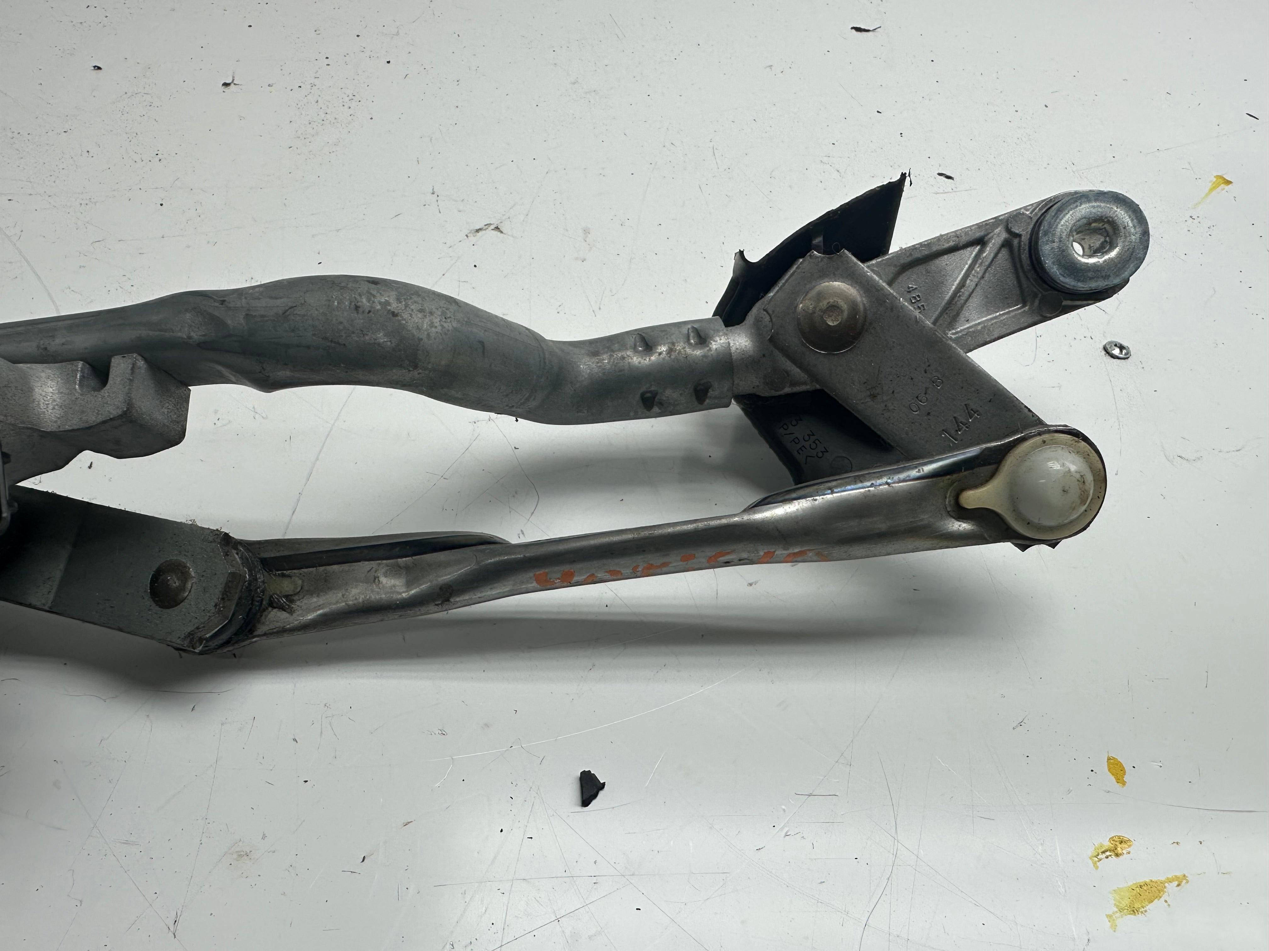 Toyota Yaris Front Wiper Motor & Linkage (85110-0D201) (159300-7700)