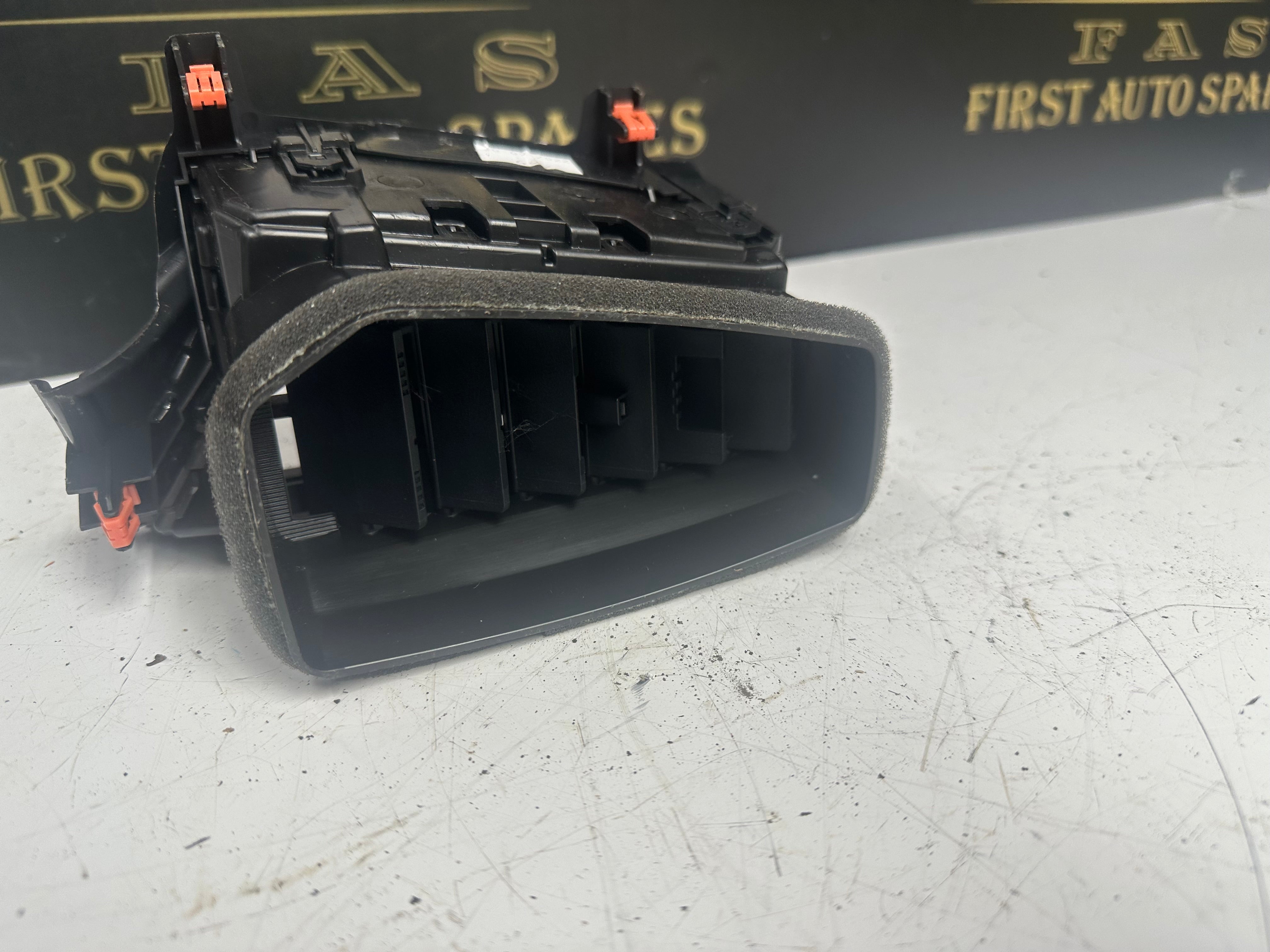 Toyota Corolla Right Dashboard Air Vent (55660-02510) (55660-02520)