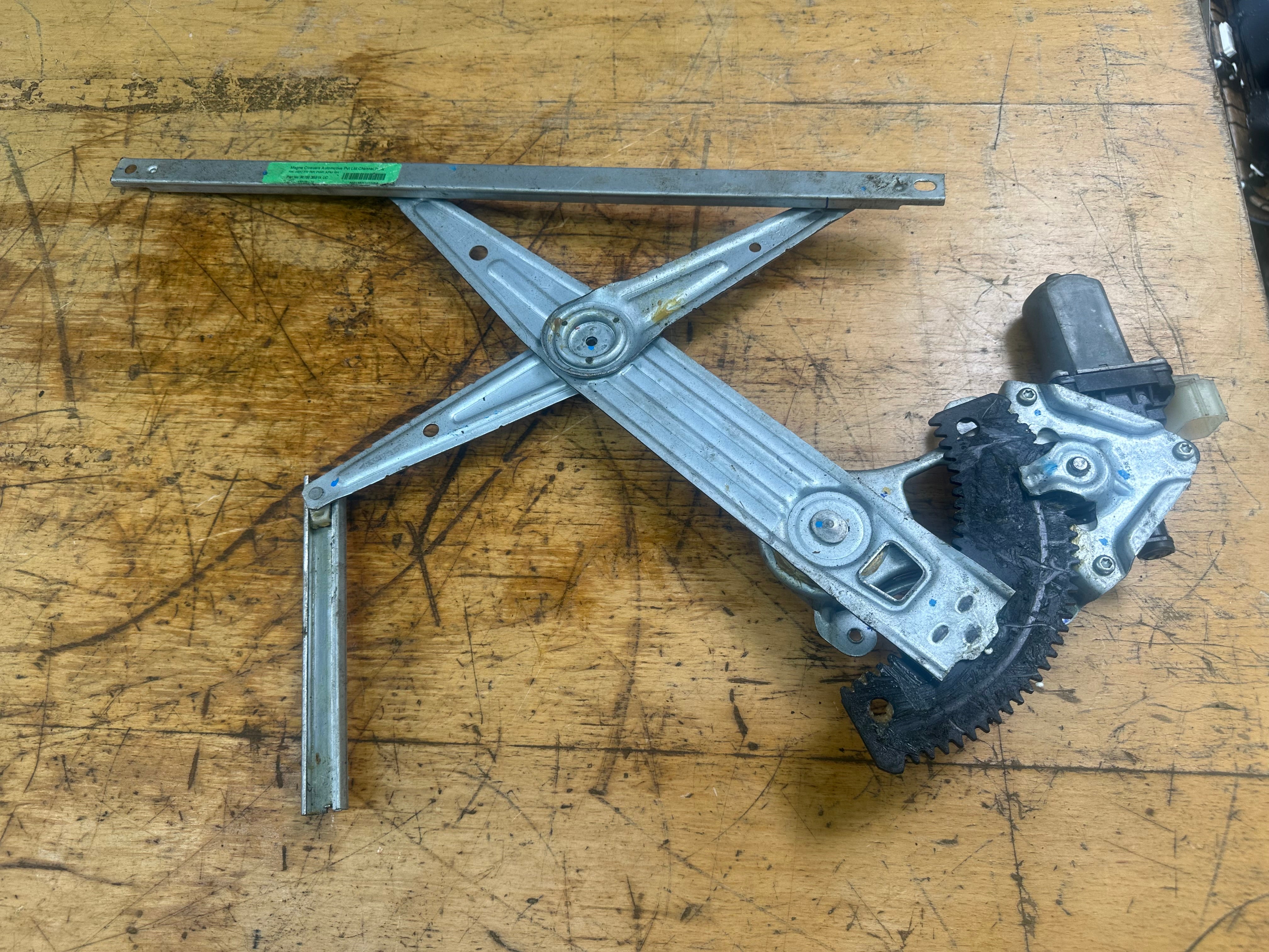 Nissan Note 2016 Right Front O/S/F Window Regulator (80730-1HB2A) (1061018)