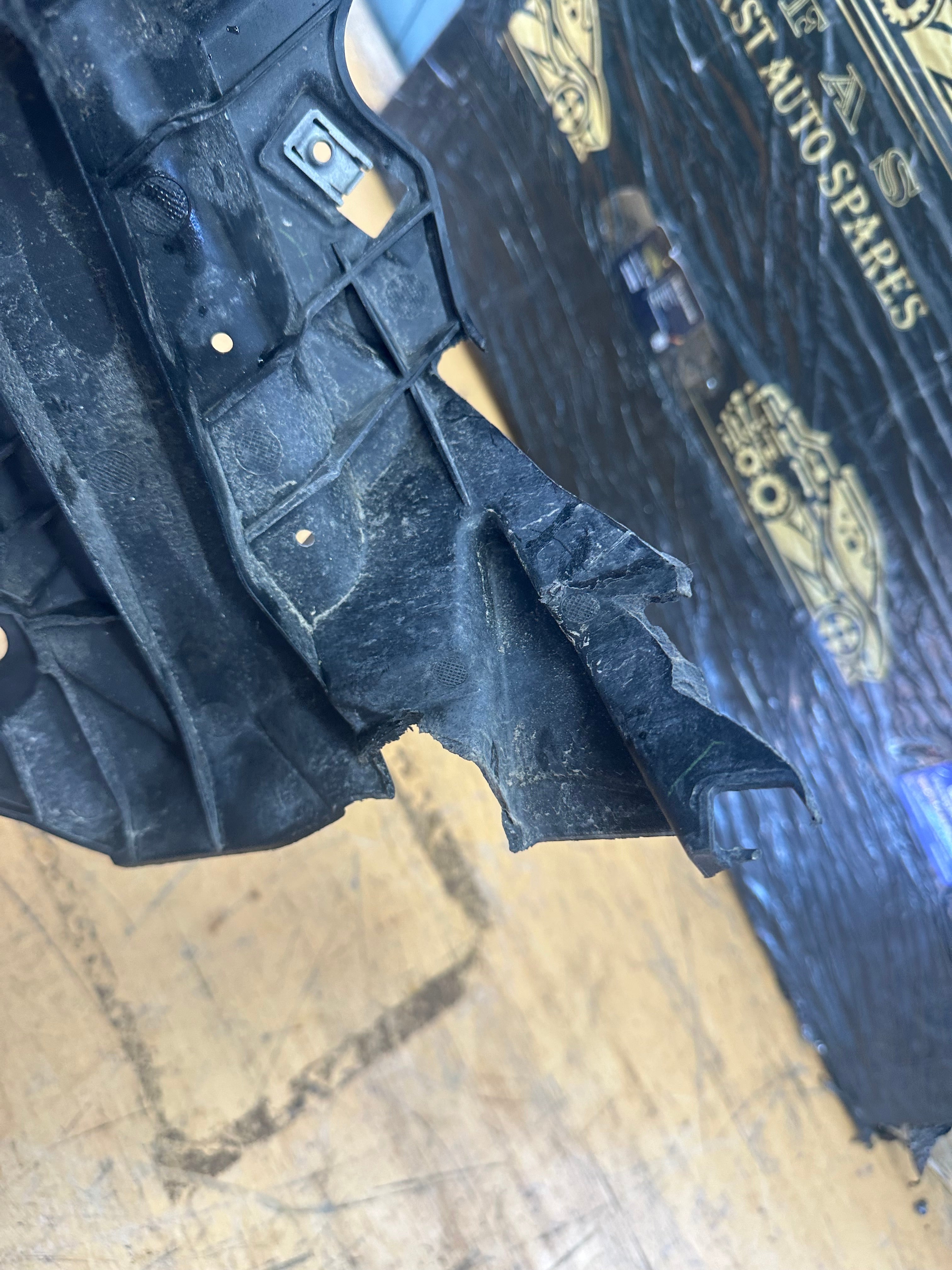 BMW X5 X6 F15 F16 2015–2018 Right Driver's Front Fender Bracket O/S (7294544)