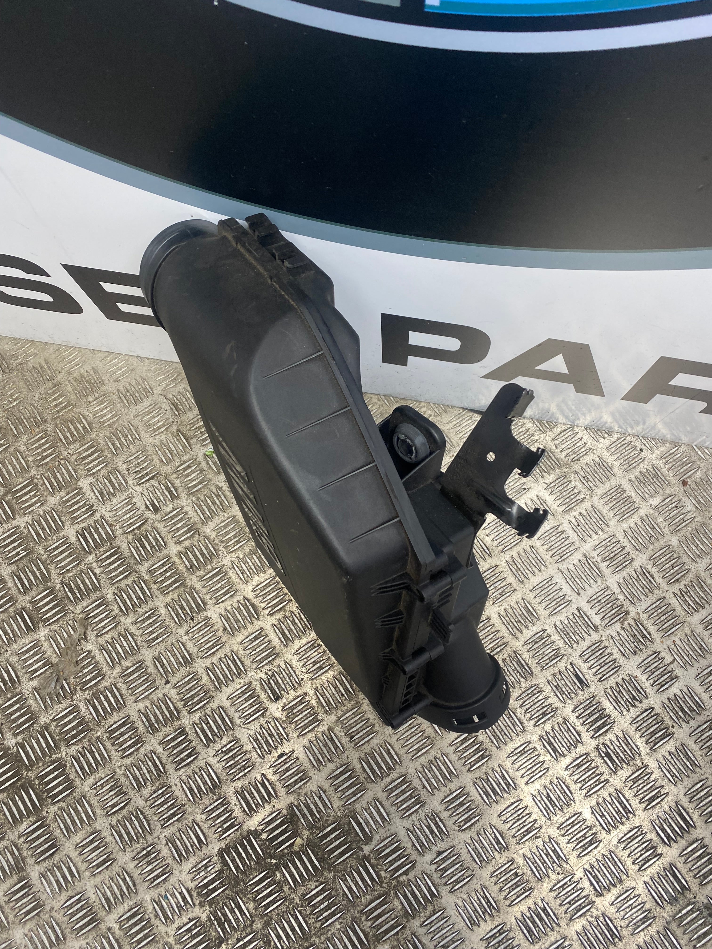 BMW 5 Series F07 / F10 / F11 / 6 Series F13 / X3 F25 N55 Air Filter Box Intake Silencer Housing (7583725) – 2009–2018