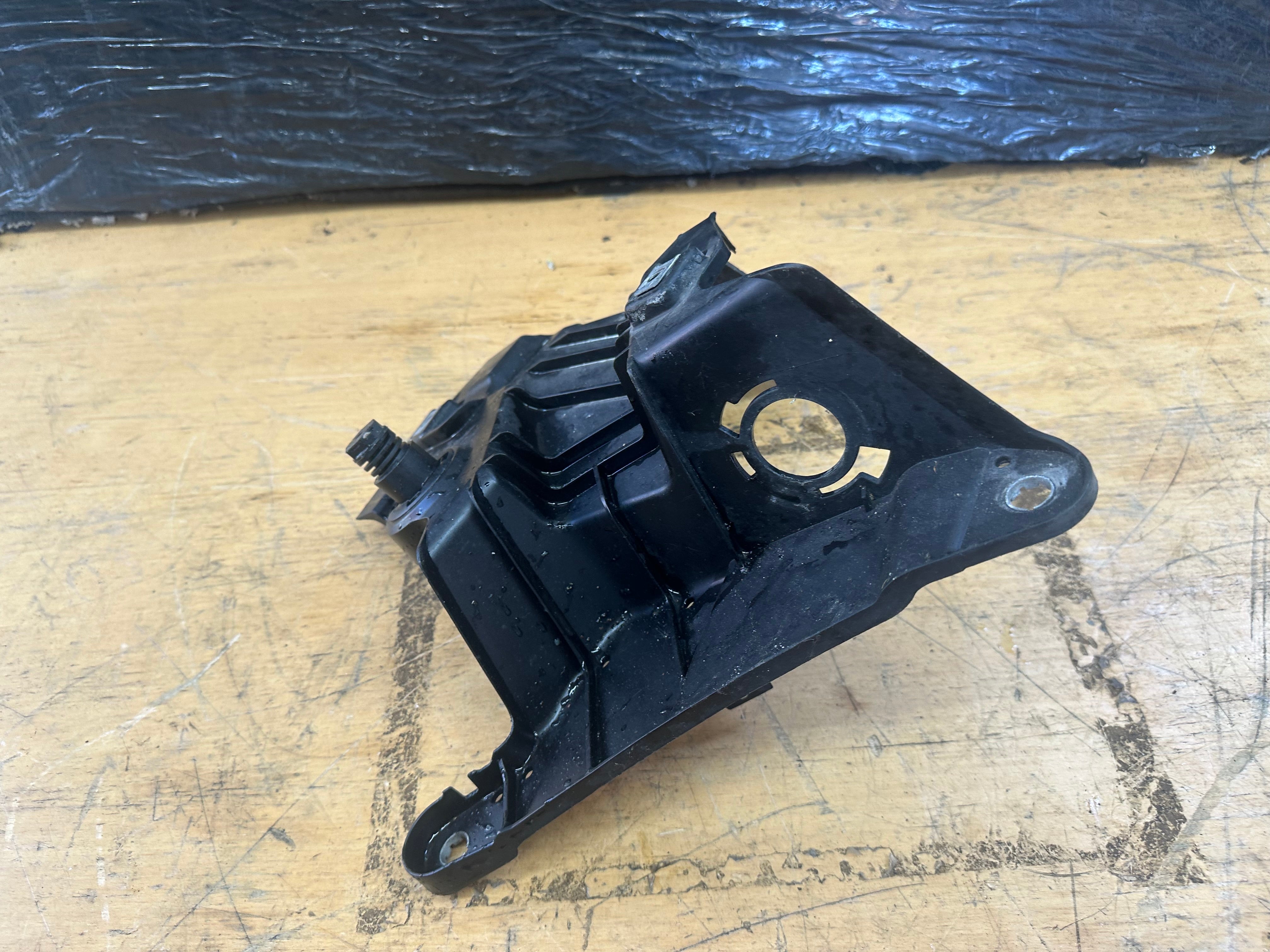 BMW X5 X6 F15 F16 2015–2018 Right Driver's Front Fender Bracket O/S (7294544)