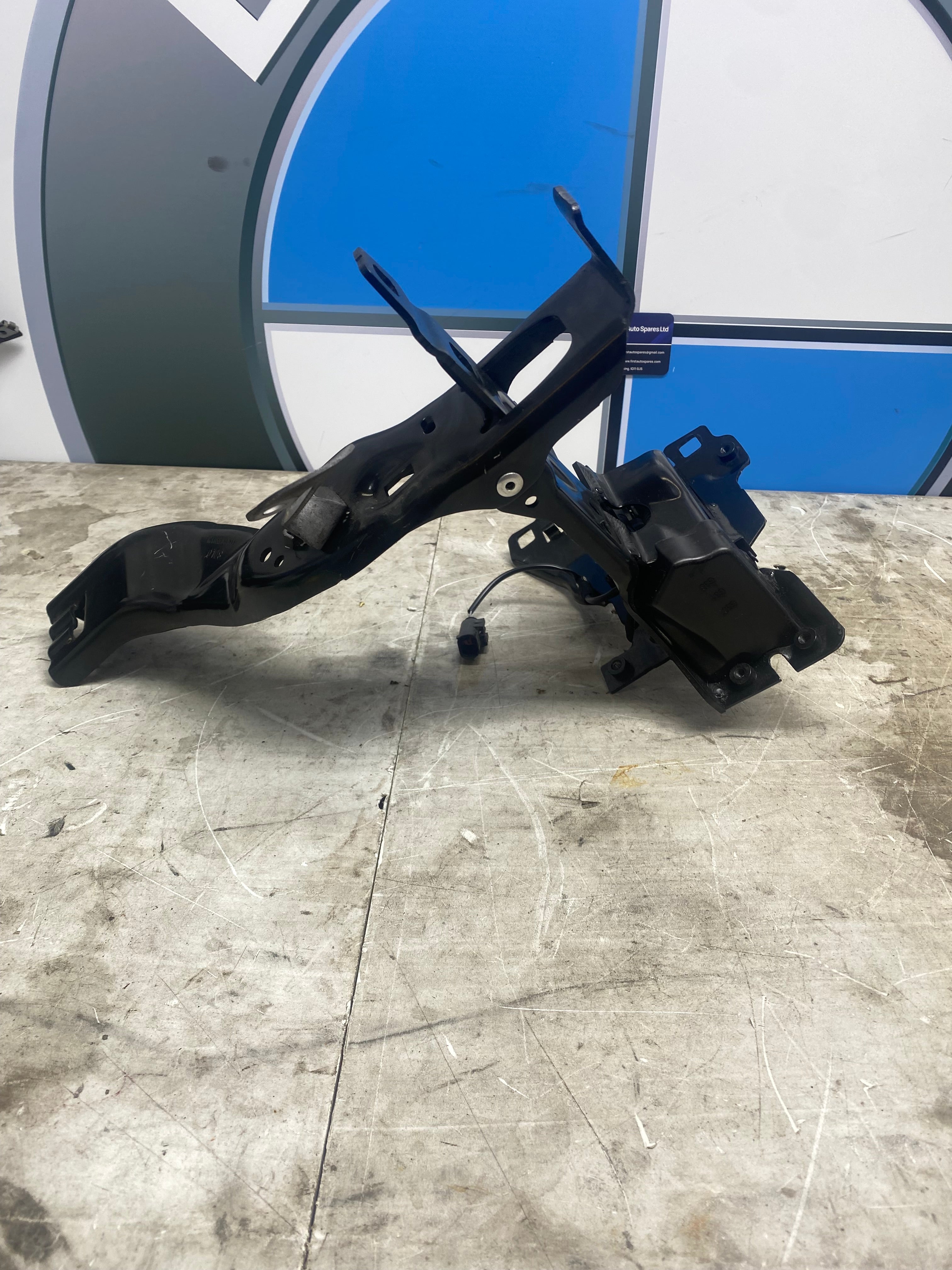 BMW 5 & 6 Series F10 / F06 Headlight Mounting Bracket with Lock