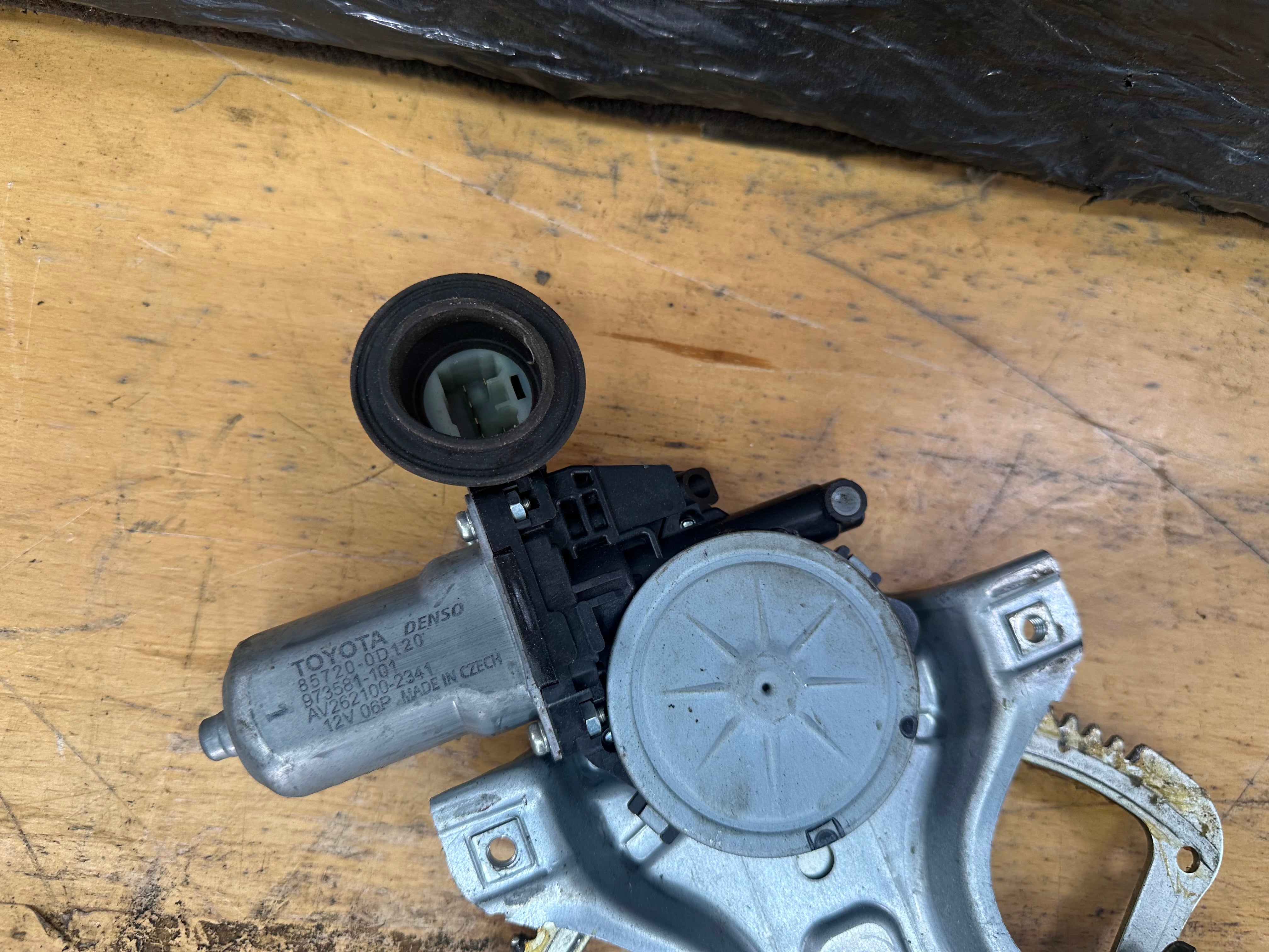 Toyota Auris Rear Right O/S/R Window Regulator (85720-0D120)