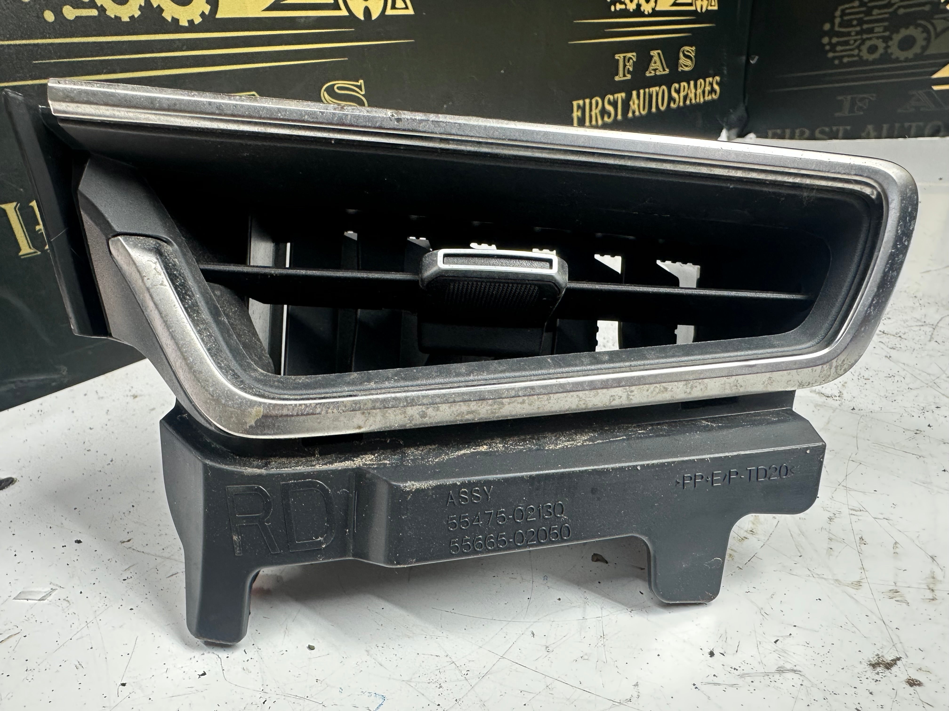 Toyota Corolla Right Dashboard Air Vent (55660-02510) (55660-02520)