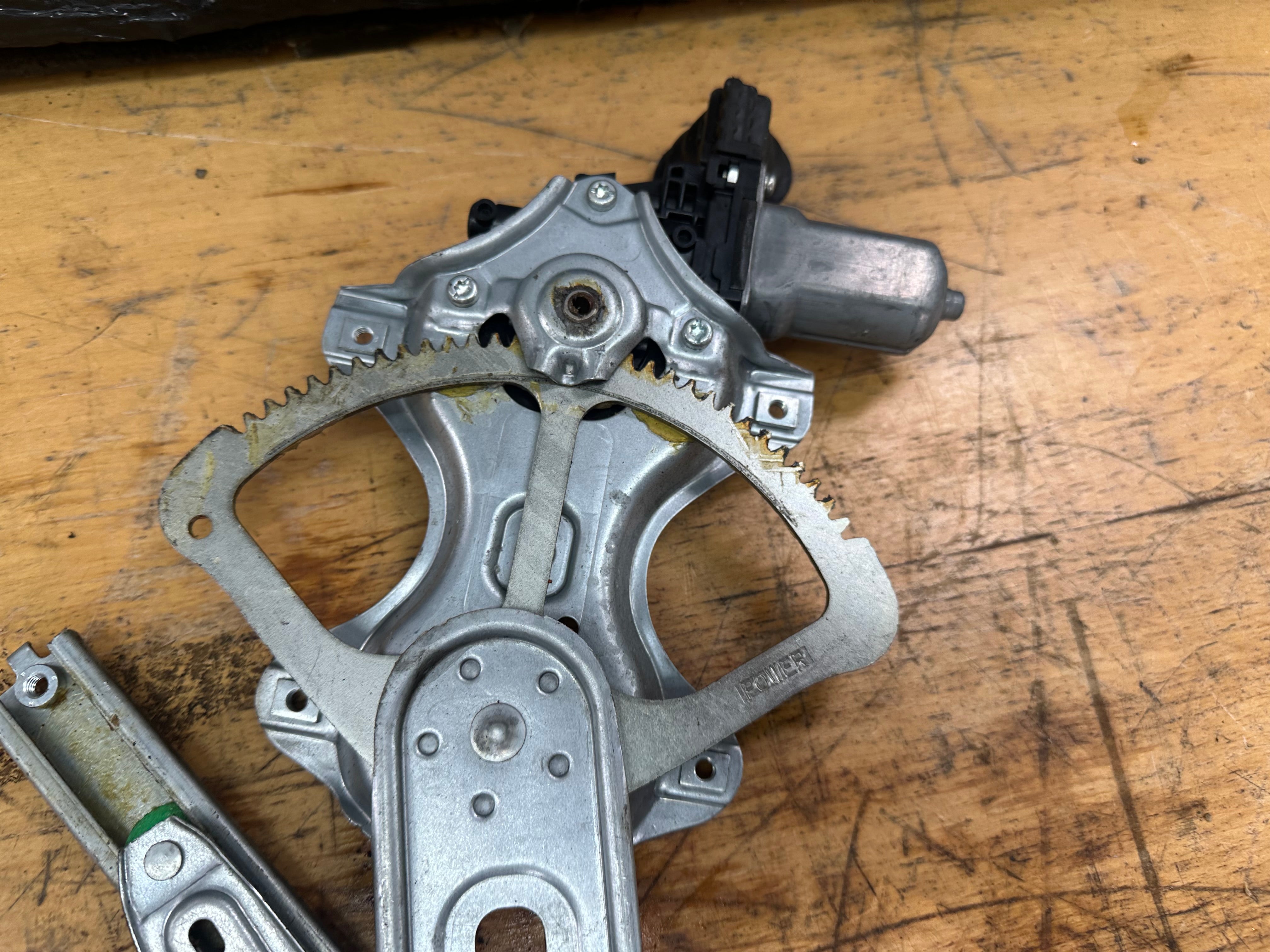 Toyota Auris Rear Right O/S/R Window Regulator (85720-0D120)