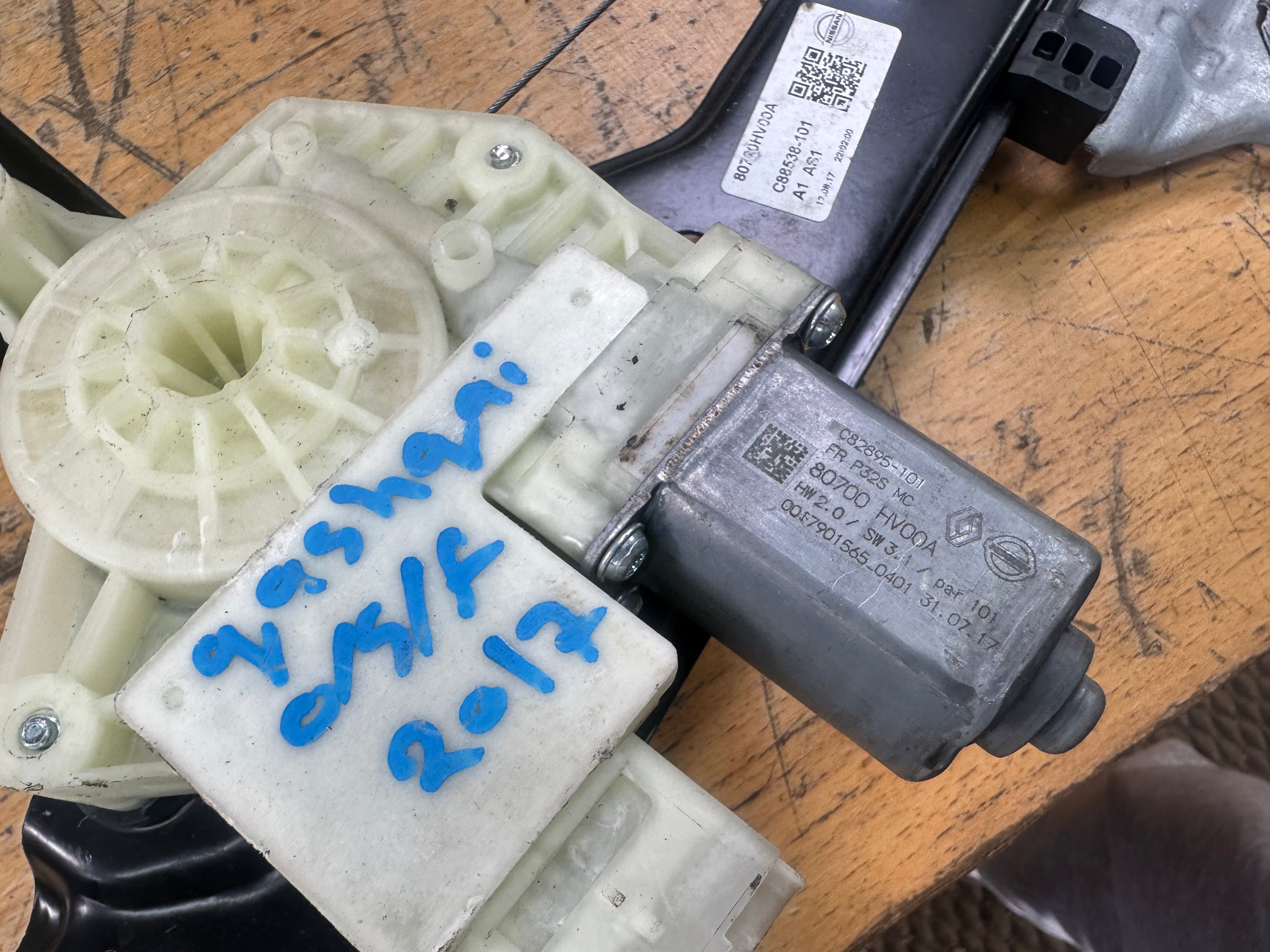 Nissan Qashqai J11 2017 Right Front O/S/F Window Regulator (80700 HV00A)