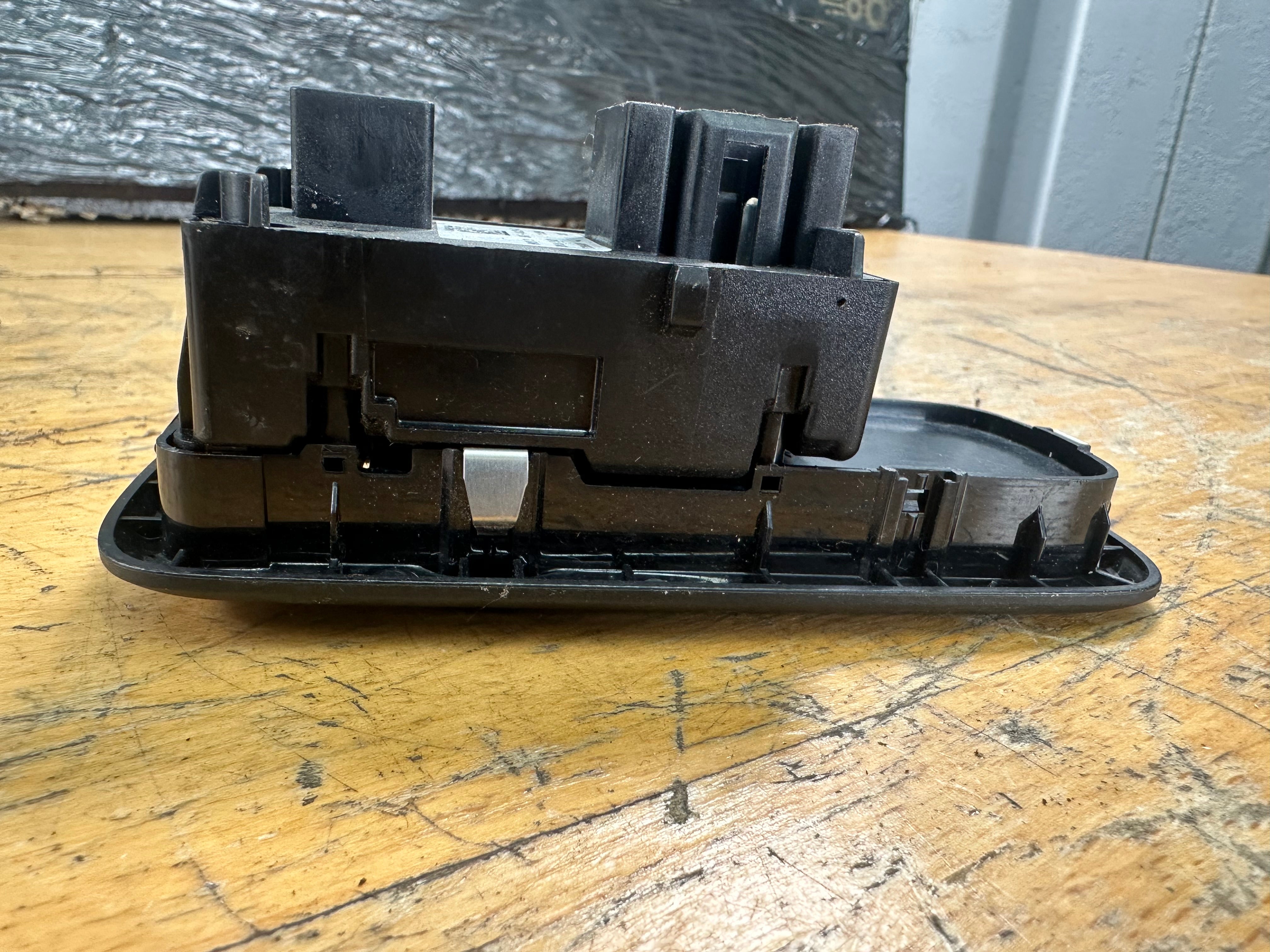 Ford Fiesta Front Right Driver’s O/S/F Window Switch Buttons (8A6T14A132BC)