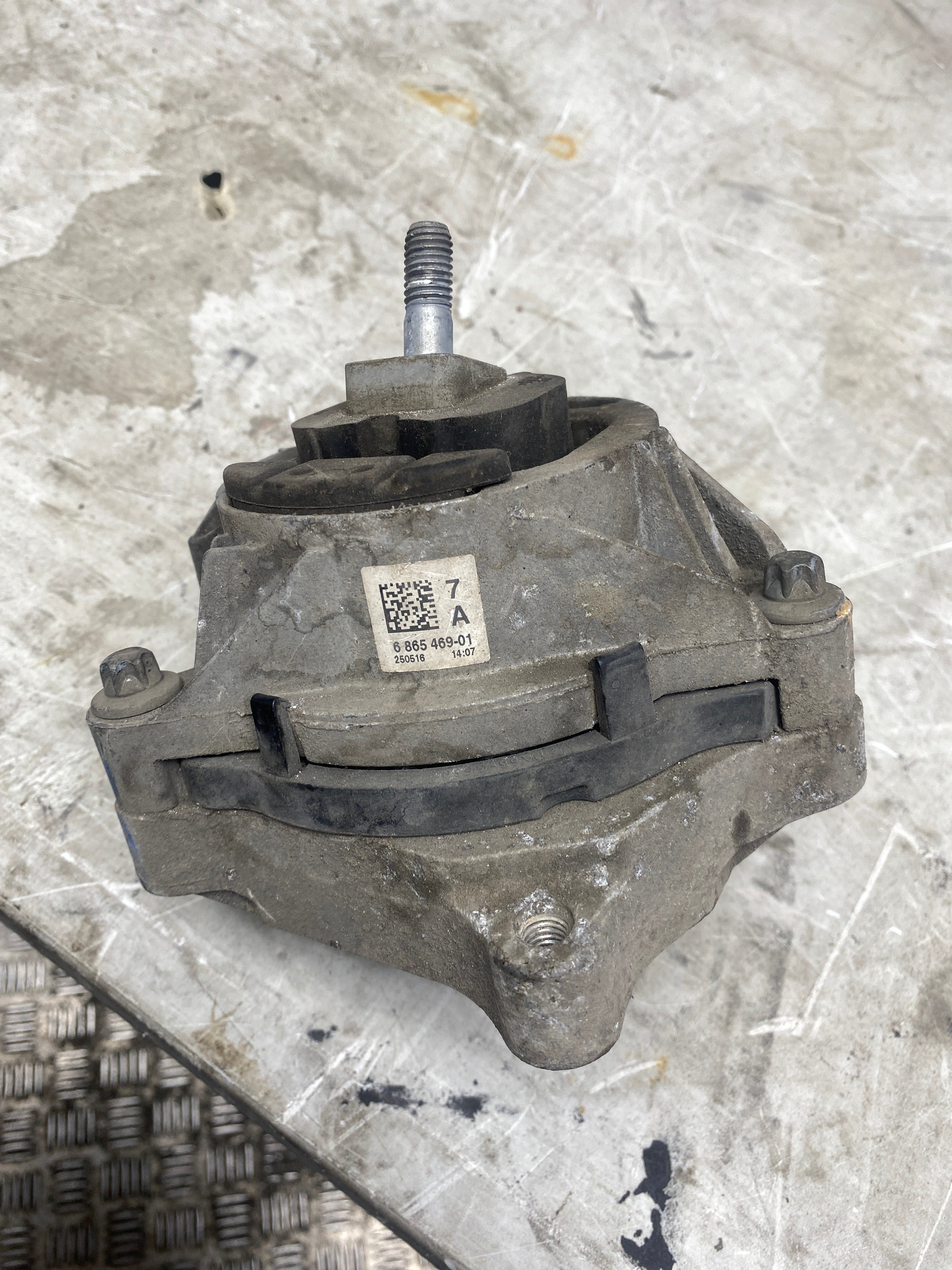BMW 3 Series F30 330e 2.0 Hybrid Petrol Left Side Engine Mount 2016–2018 (6865469-01)