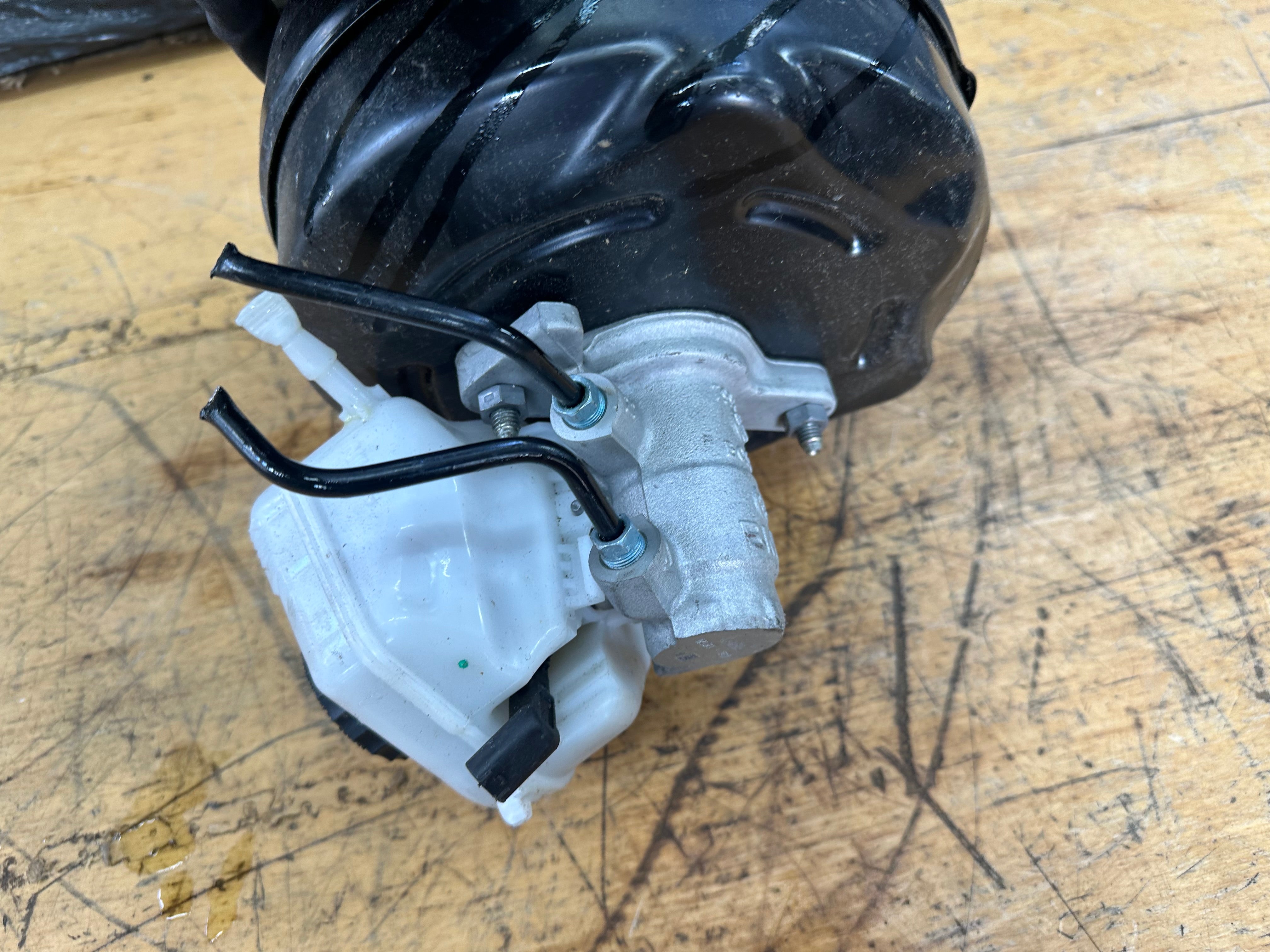 BMW 1 2 3 4 Series F20 F22 F30 F32 Brake Master Cylinder Servo (2284896 03)