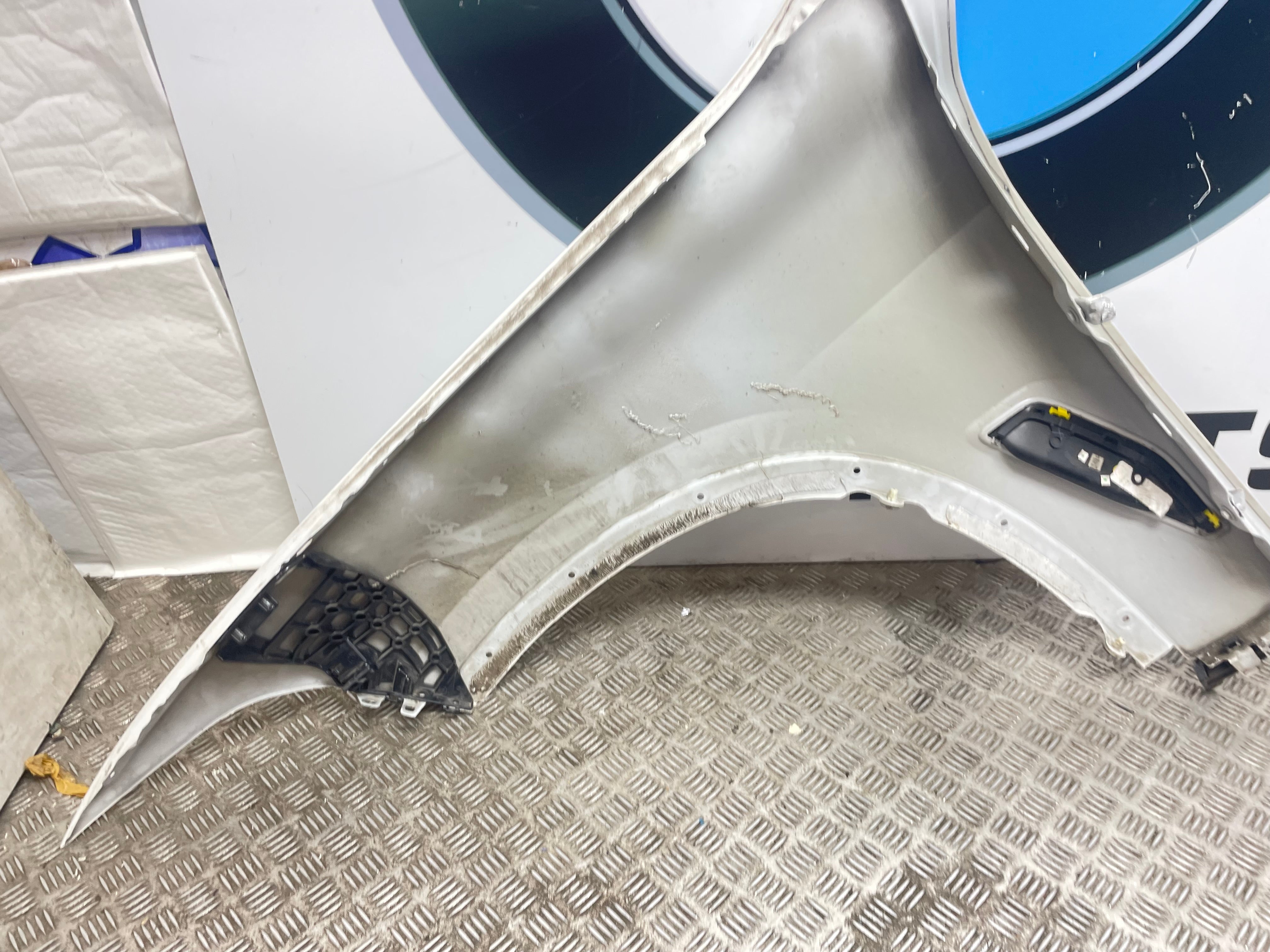 BMW x5 G05 right wing (yellow circled for small damage cur-like)