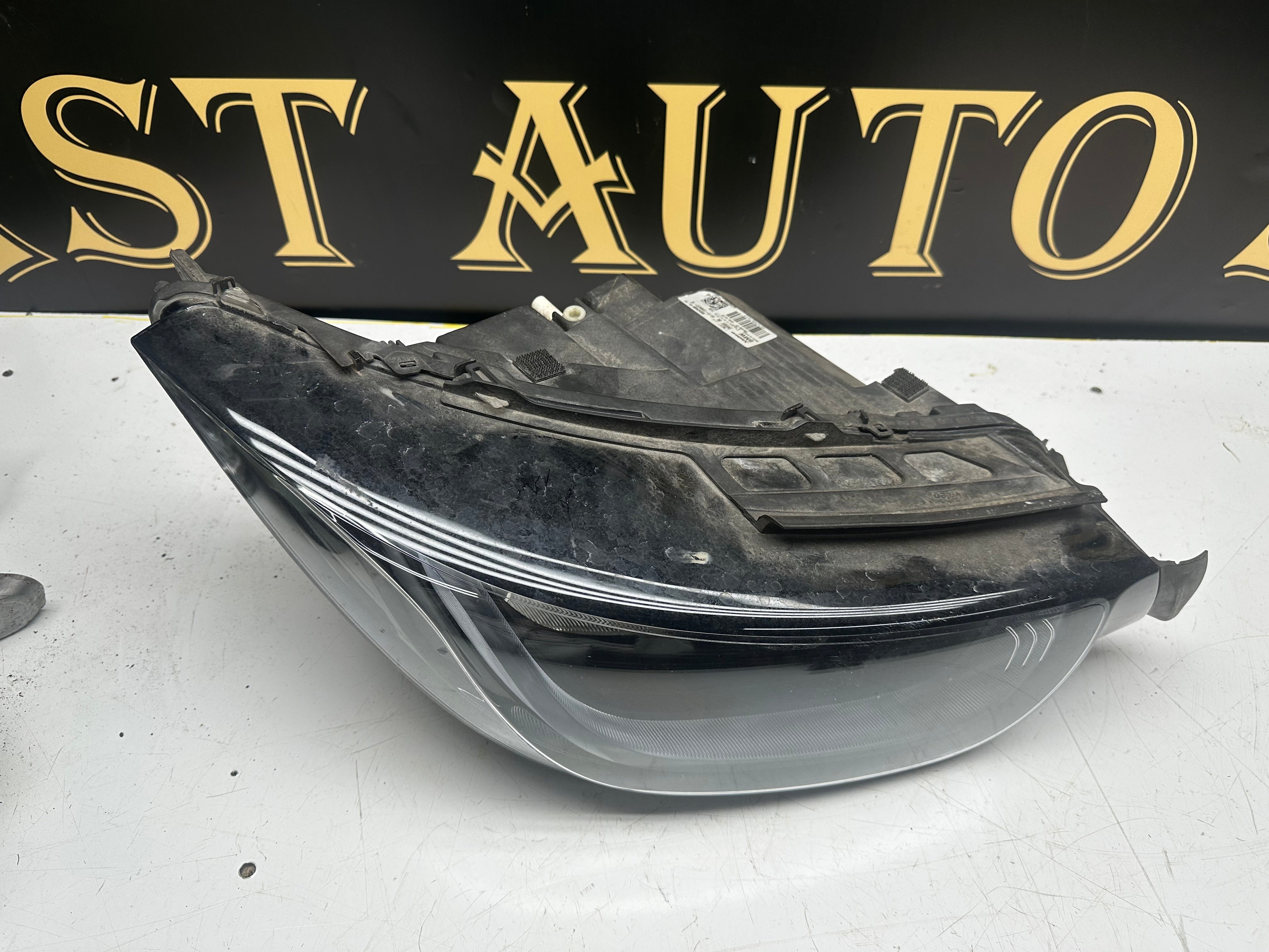 BMW i3 2017 Right Halogen Headlight 7295672 (63.11-7295672-12)