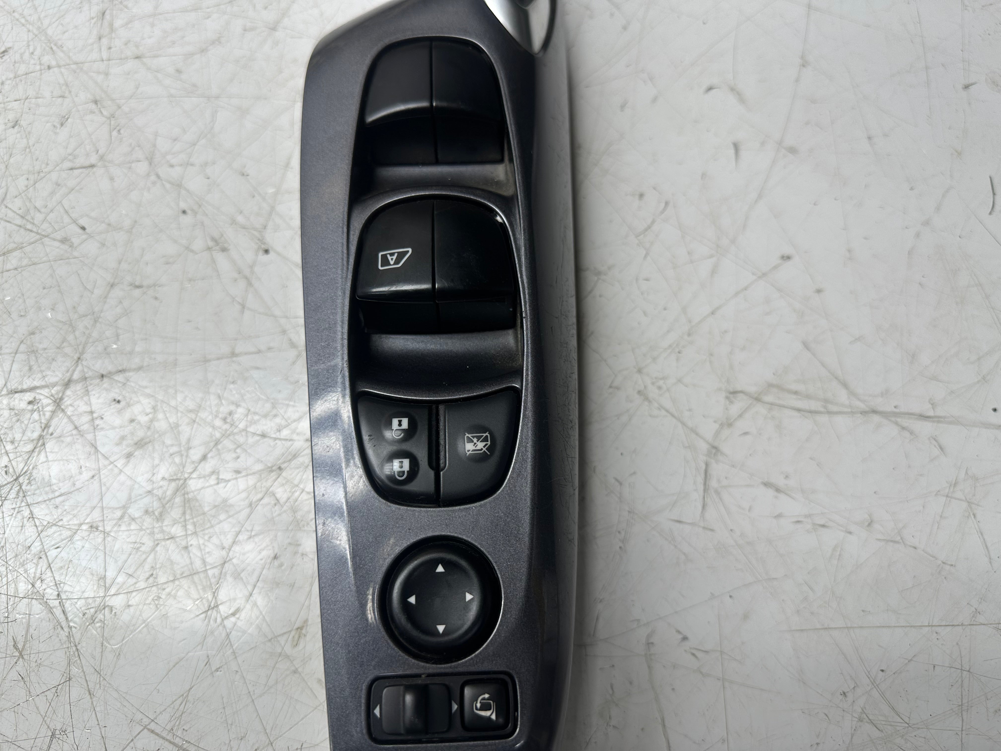 Nissan Juke F16 2021 Front Right Driver Side Window Switch  (25570-5RA1A)