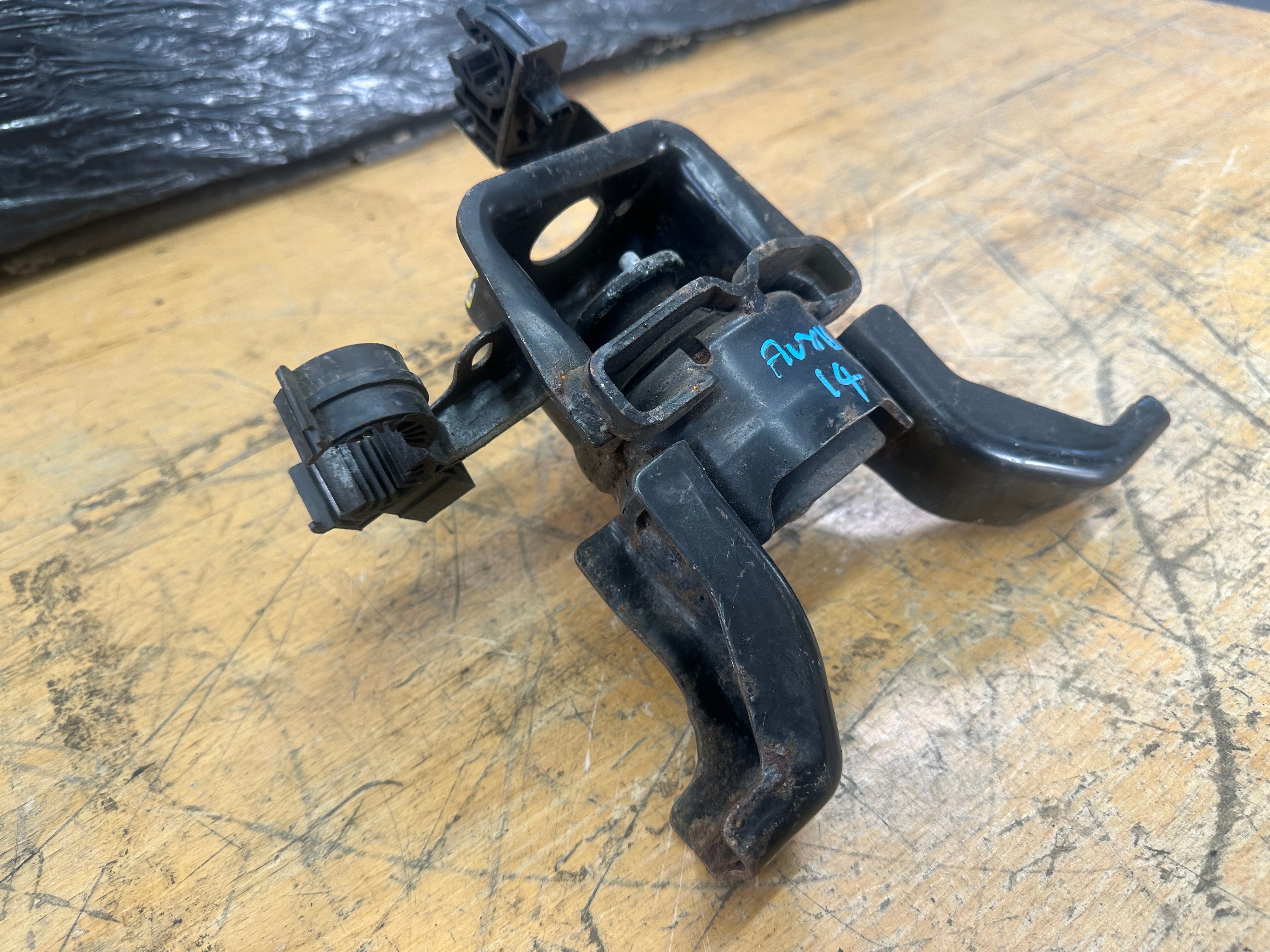 Toyota Auris 2014 Engine Mount Right Driver’s Side