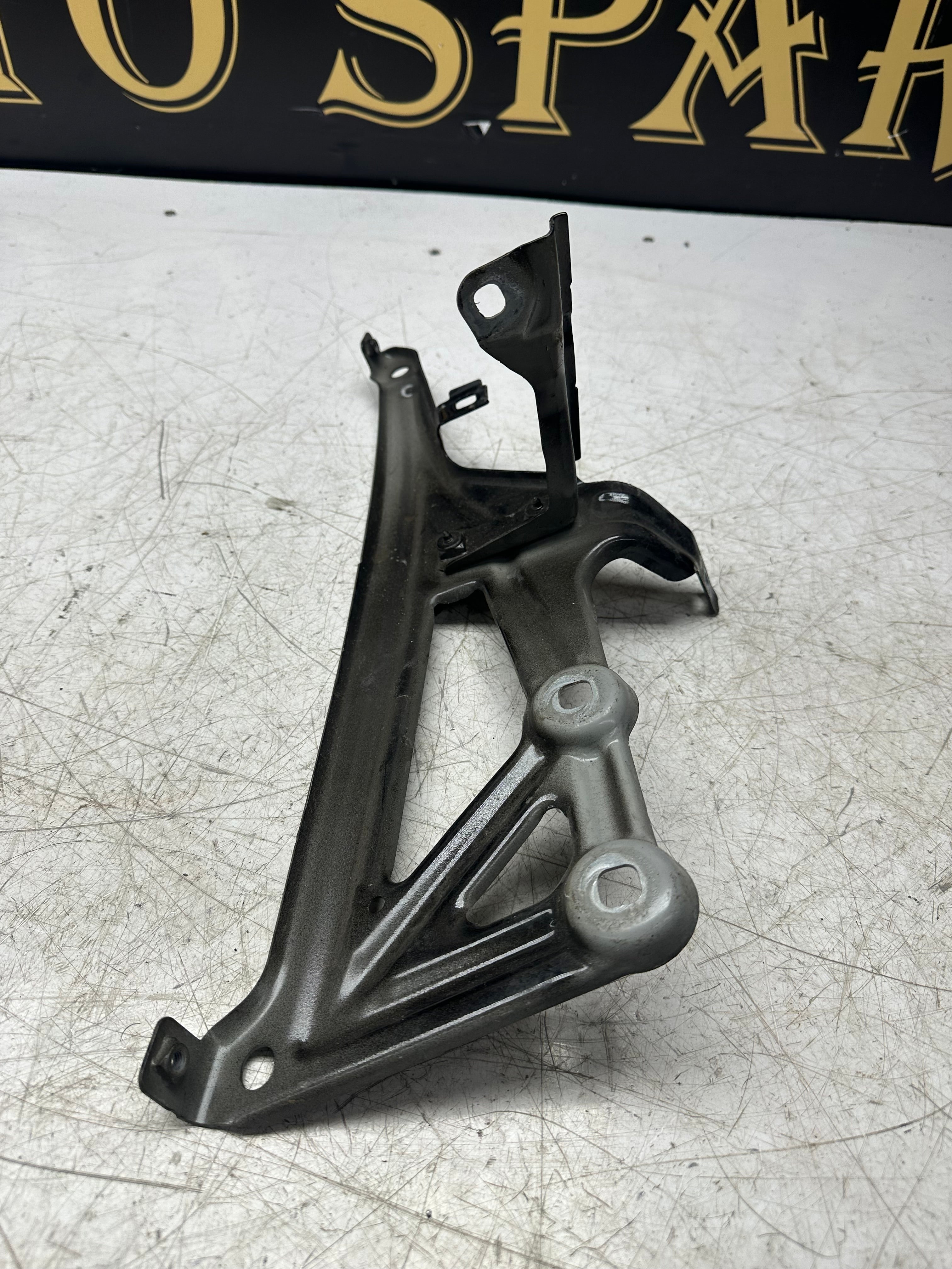 BMW X1 F48 Wing Panel Bracket Set – Right Passenger Side (7329447)