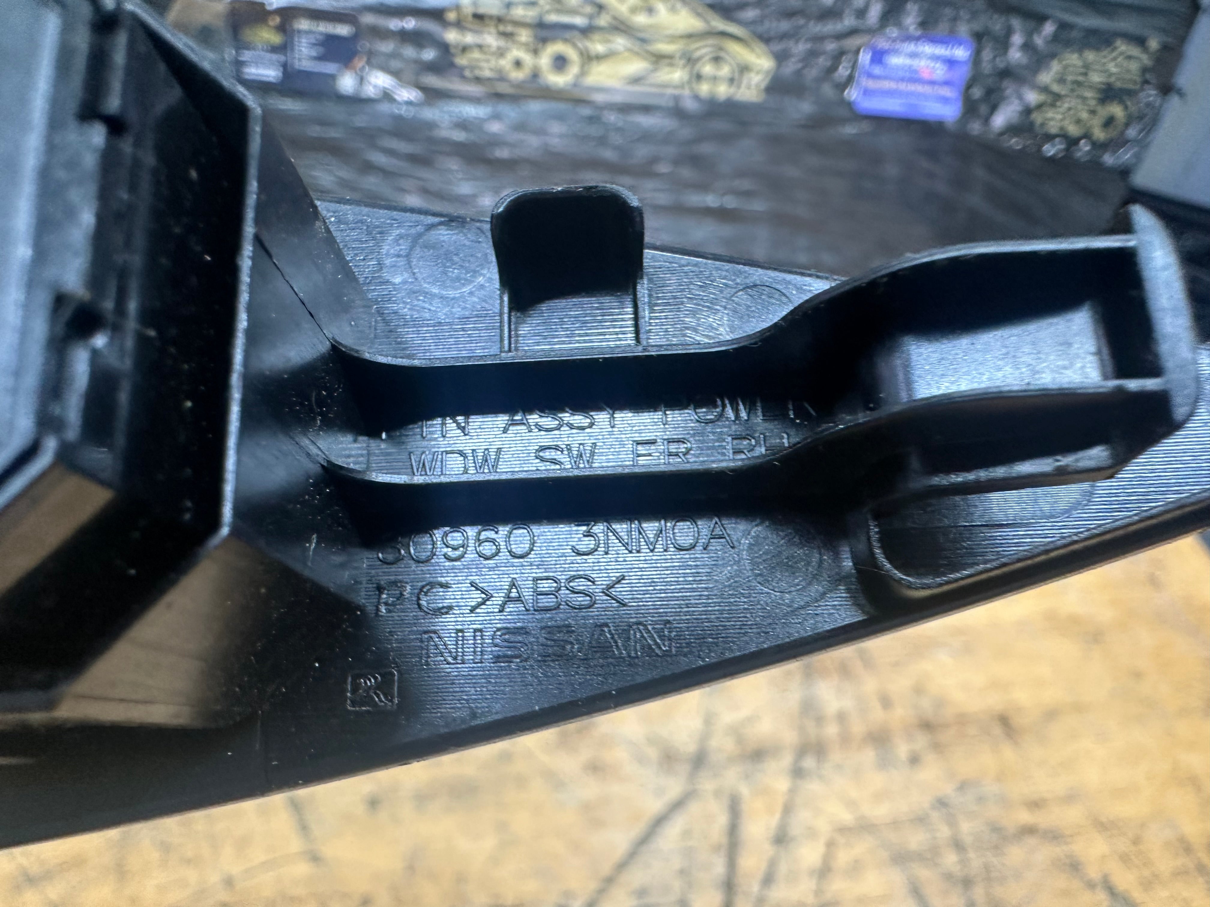 Nissan Leaf 2021 Front Right Door Window Switch (80960 3NM0A) (25401 5SJ0A)