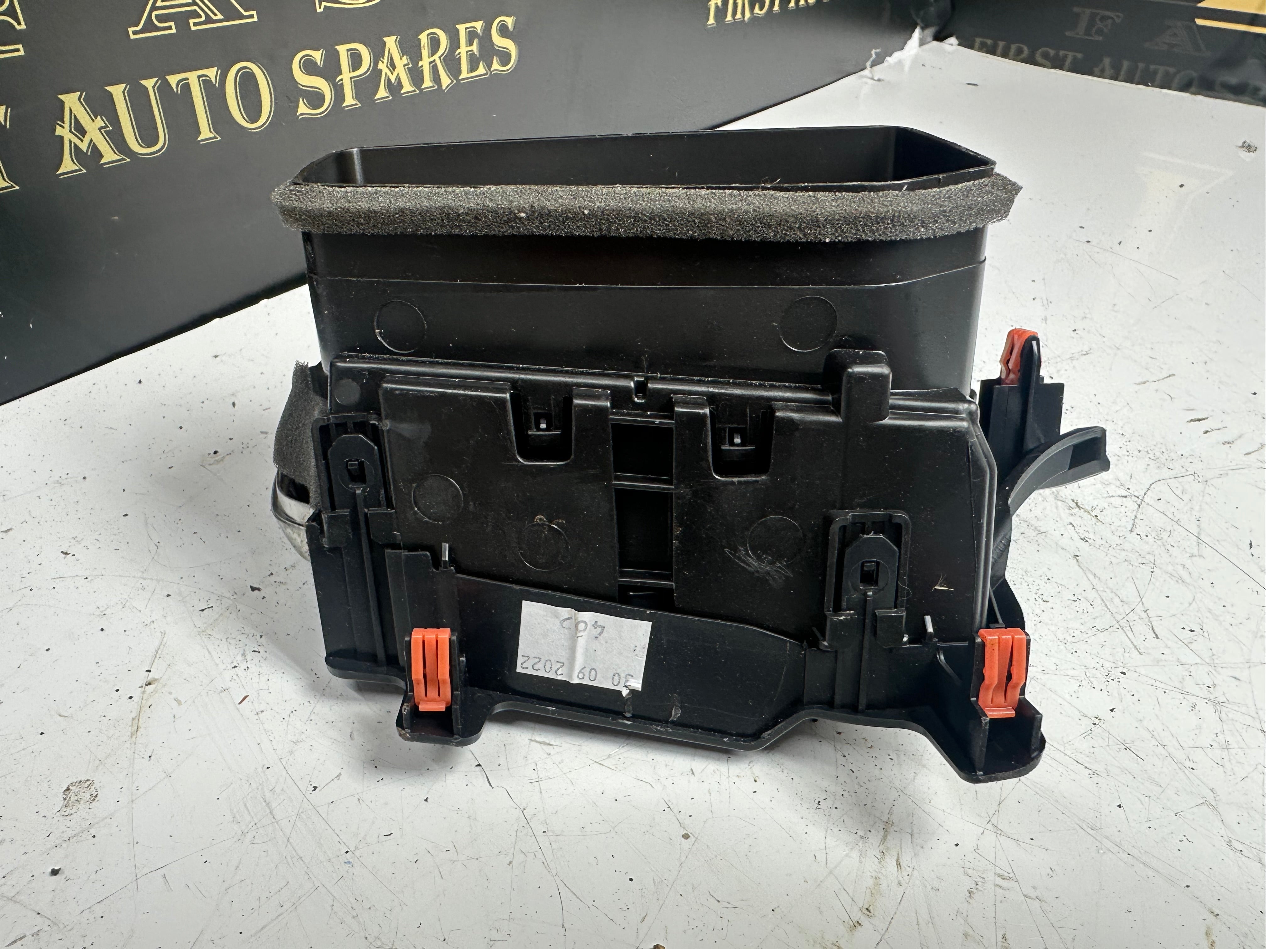 Toyota Corolla Right Dashboard Air Vent (55660-02510) (55660-02520)