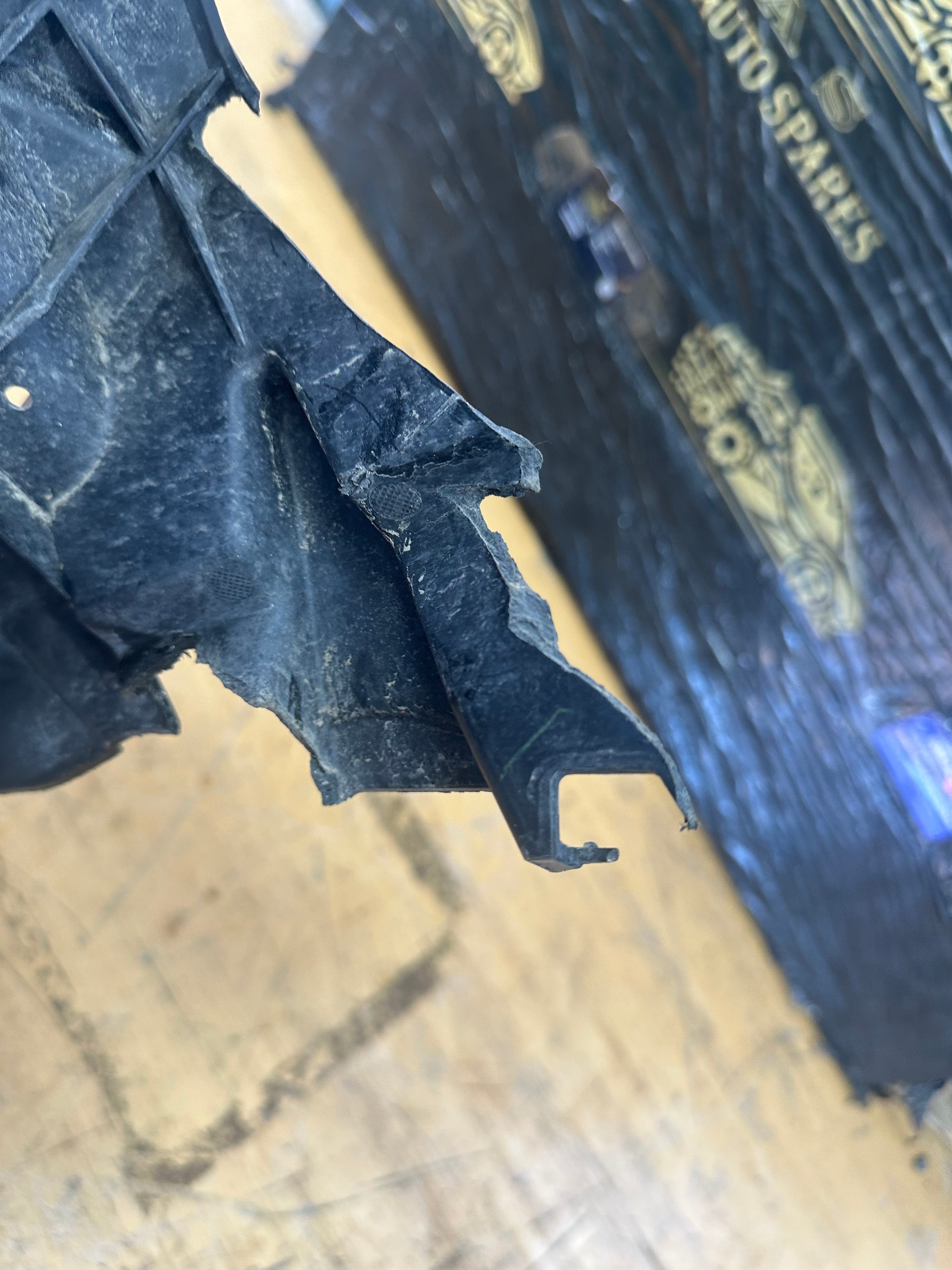 BMW X5 X6 F15 F16 2015–2018 Right Driver's Front Fender Bracket O/S (7294544)