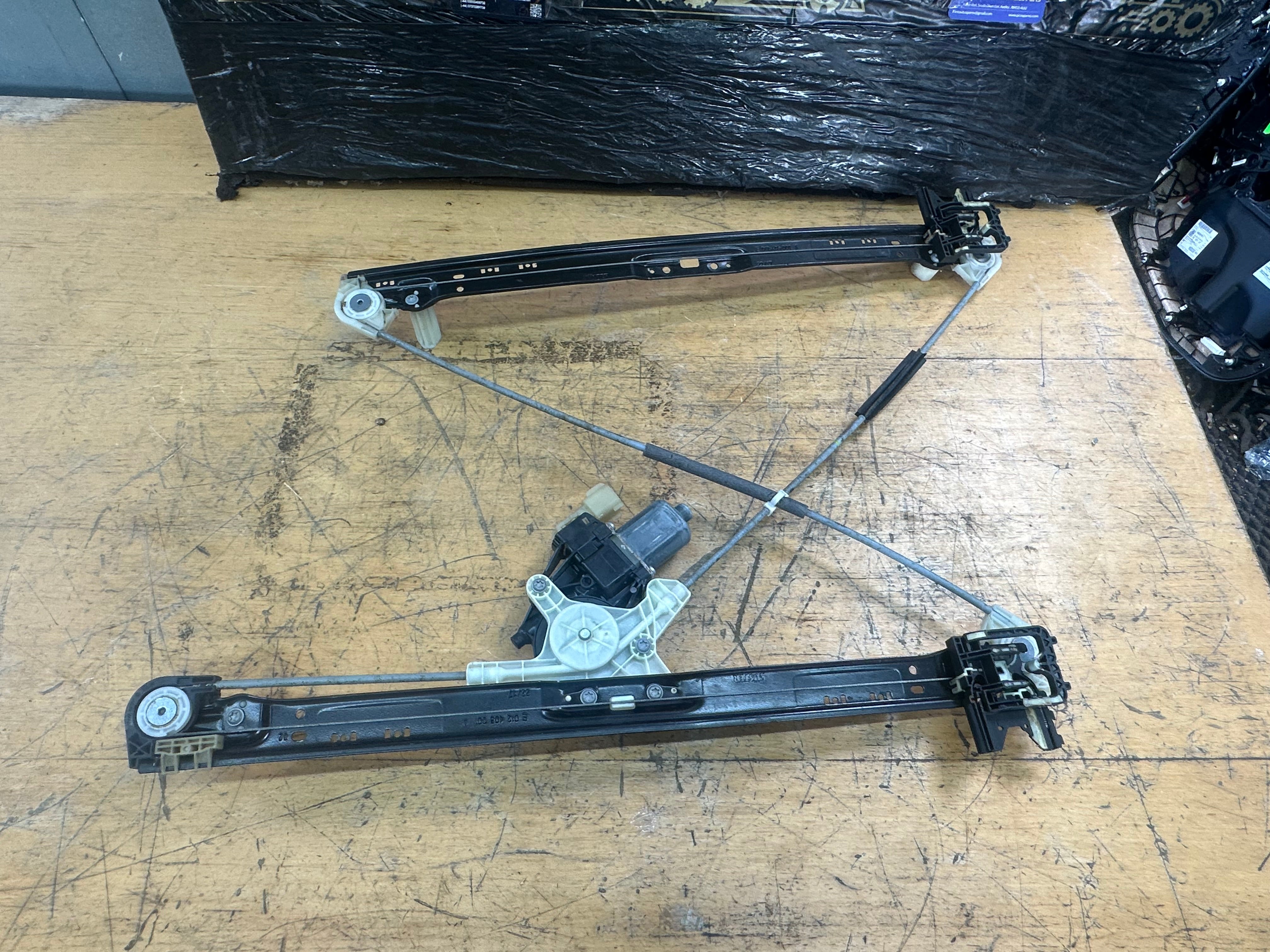 Range Rover Sport Right Driver’s Front O/S/F Window Regulator (0130822783)