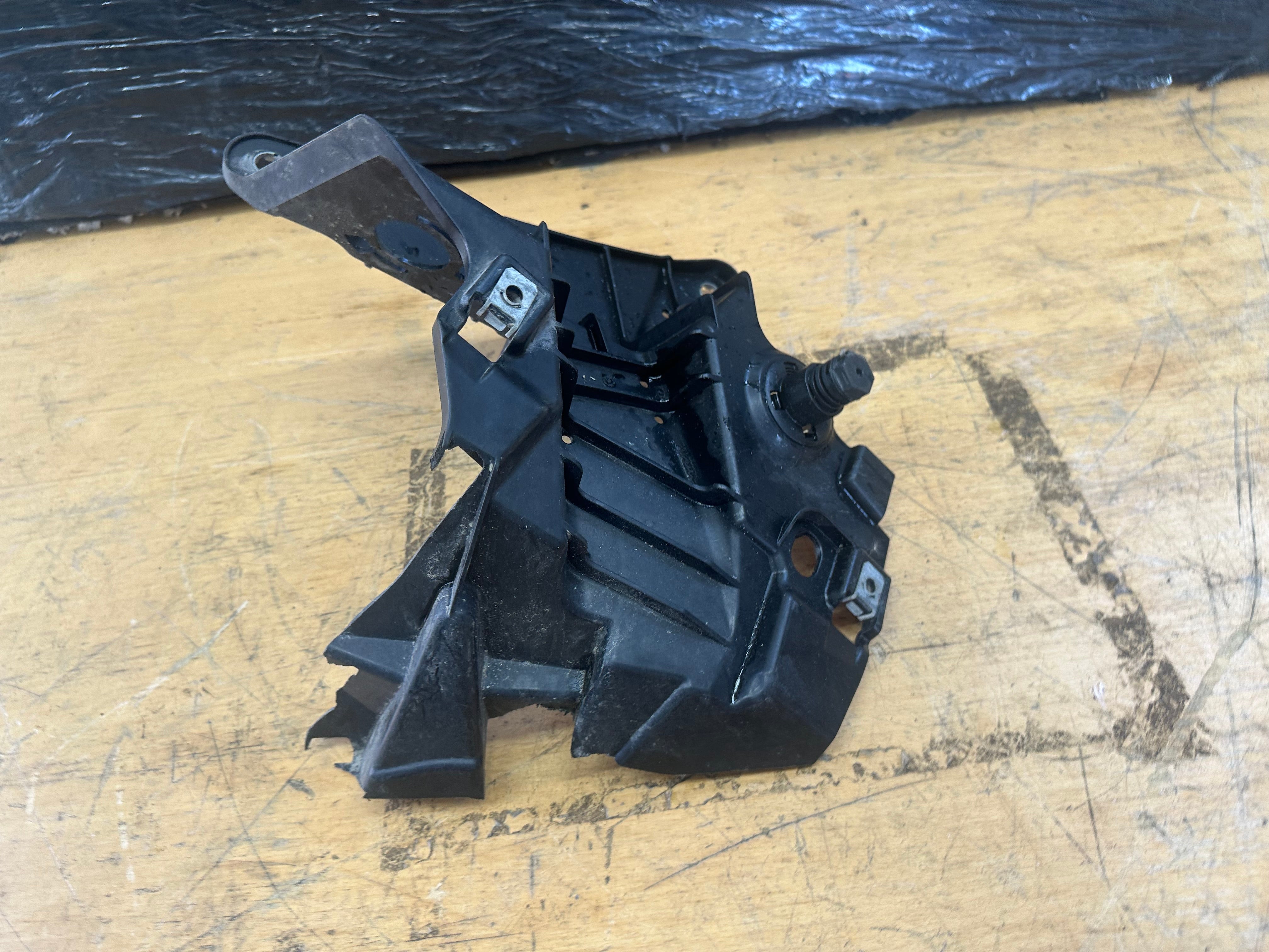 BMW X5 X6 F15 F16 2015–2018 Right Driver's Front Fender Bracket O/S (7294544)