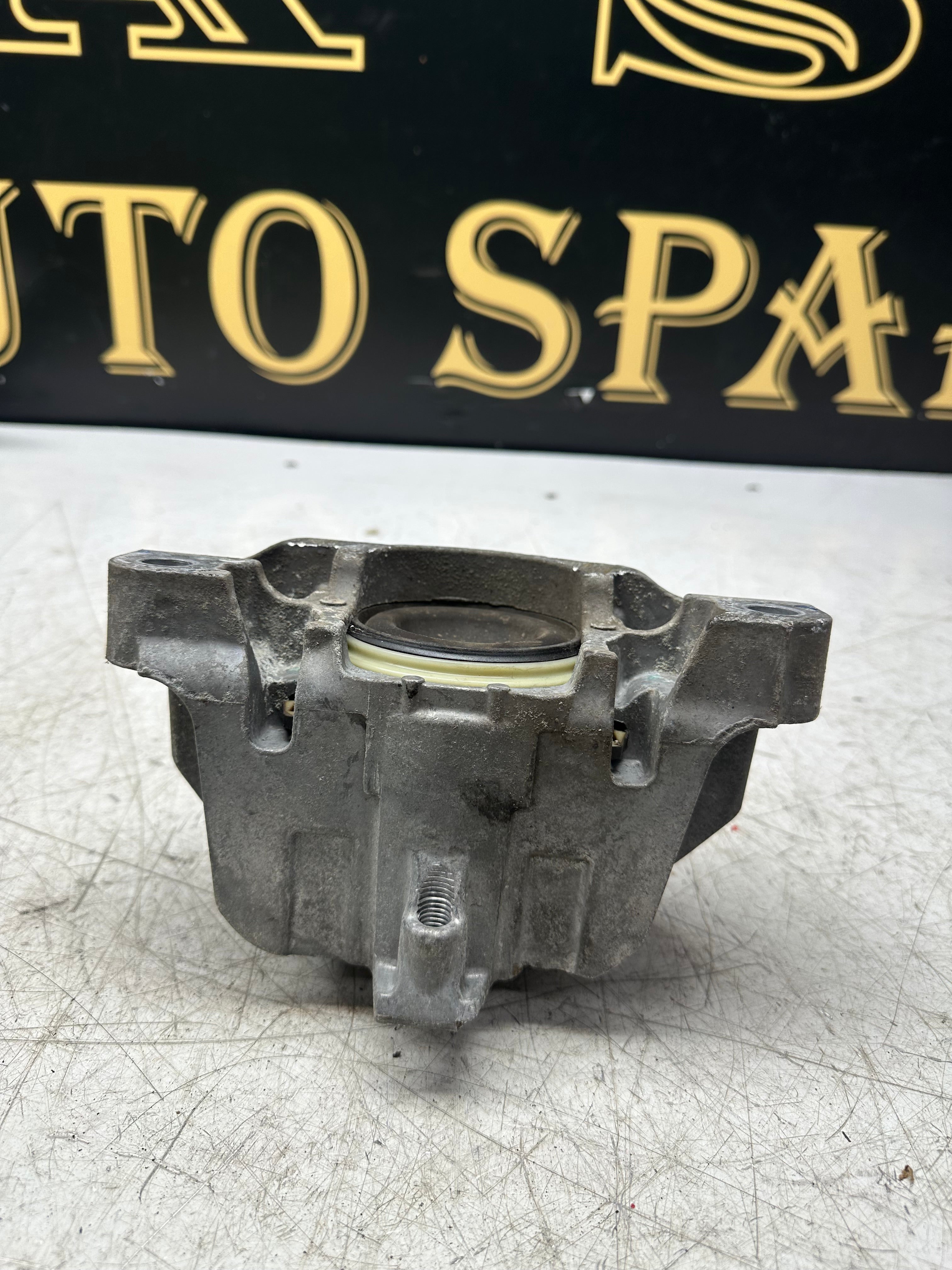 Mercedes-Benz CLA Front Left Engine Mount 26008326 –