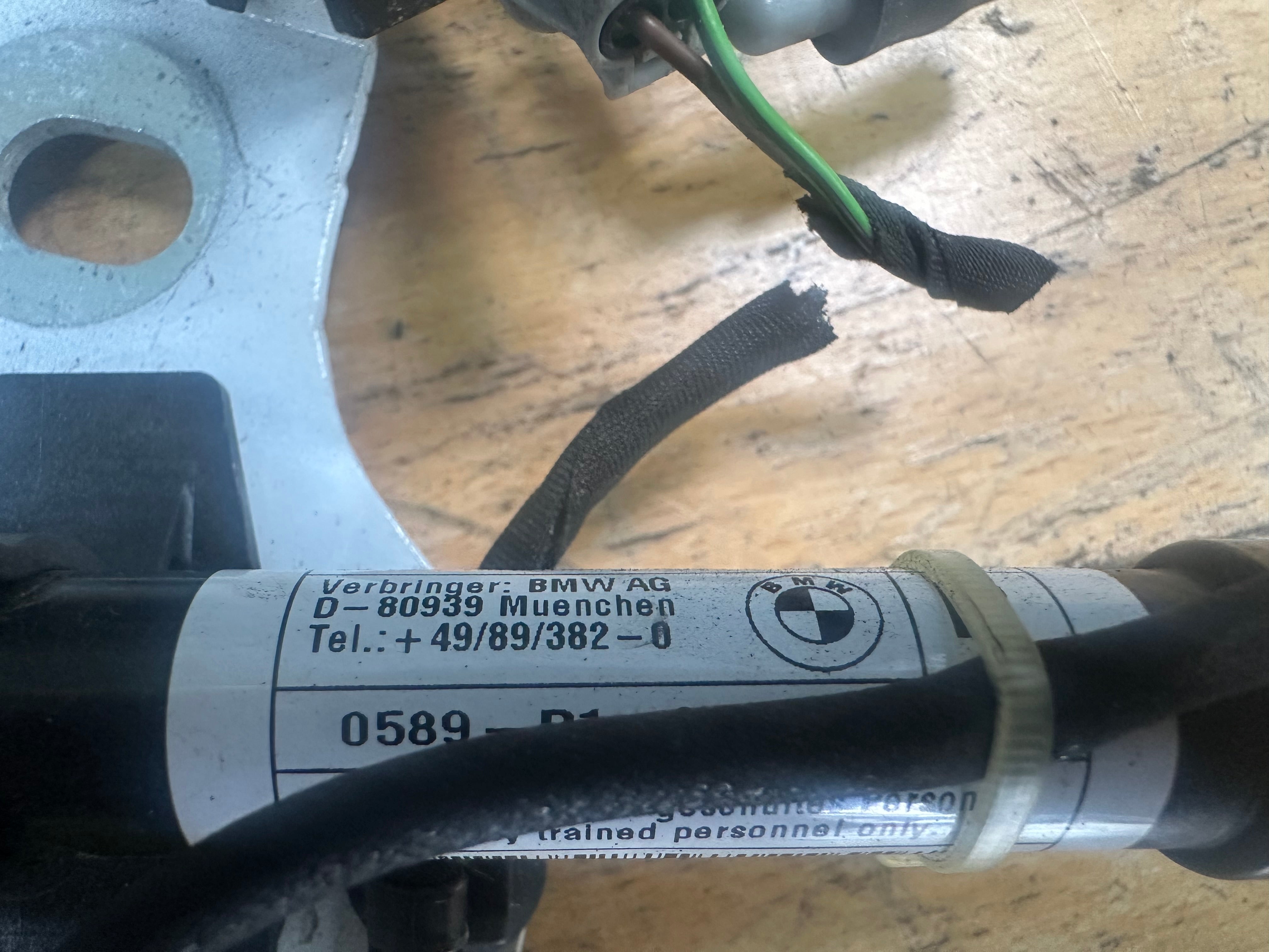 BMW X5 G05 2019 Right Driver’s Bonnet Hood Hinge with Actuator (7418202)