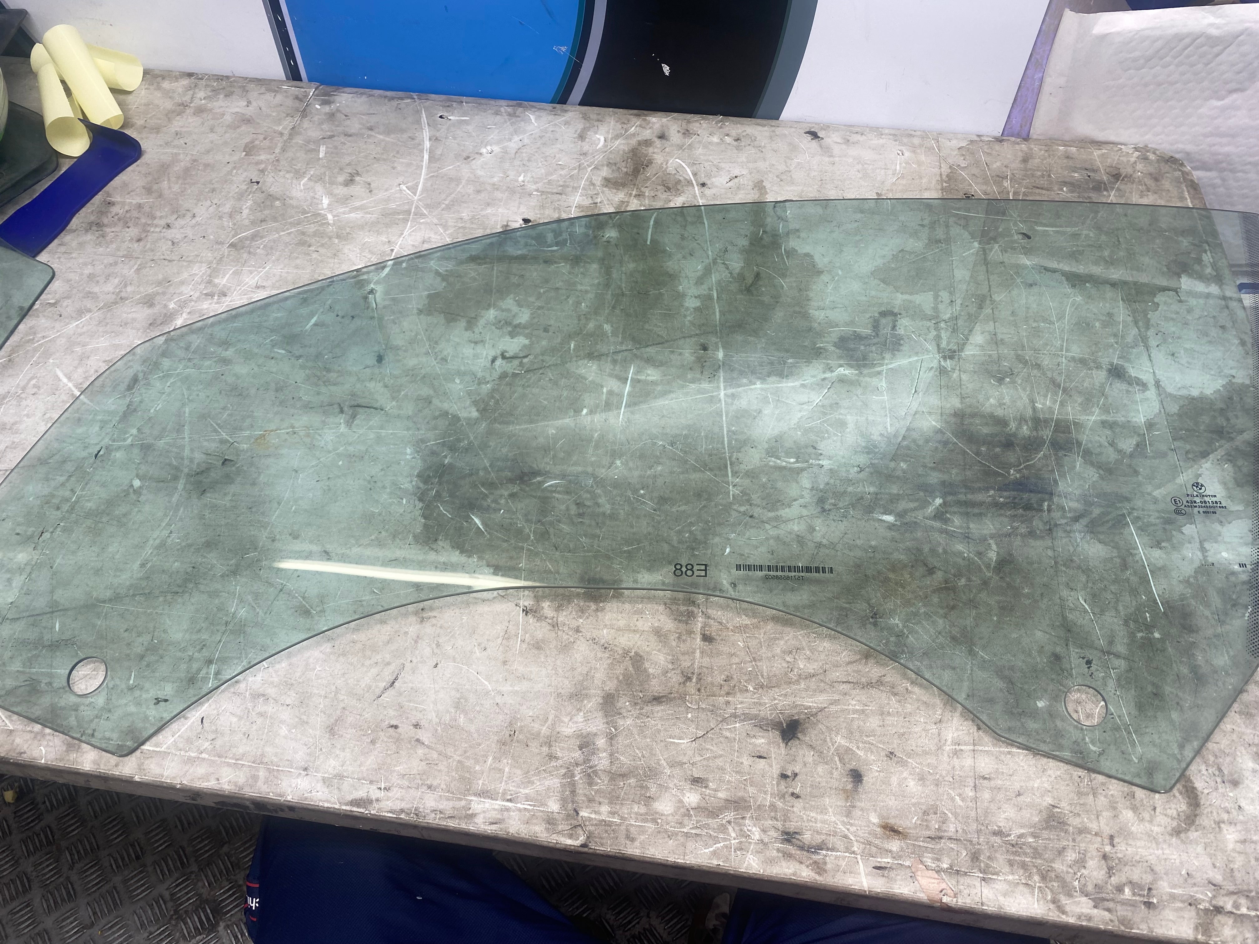BMW 1 Series E88 Front Passenger Side Window Glass 2007–2013