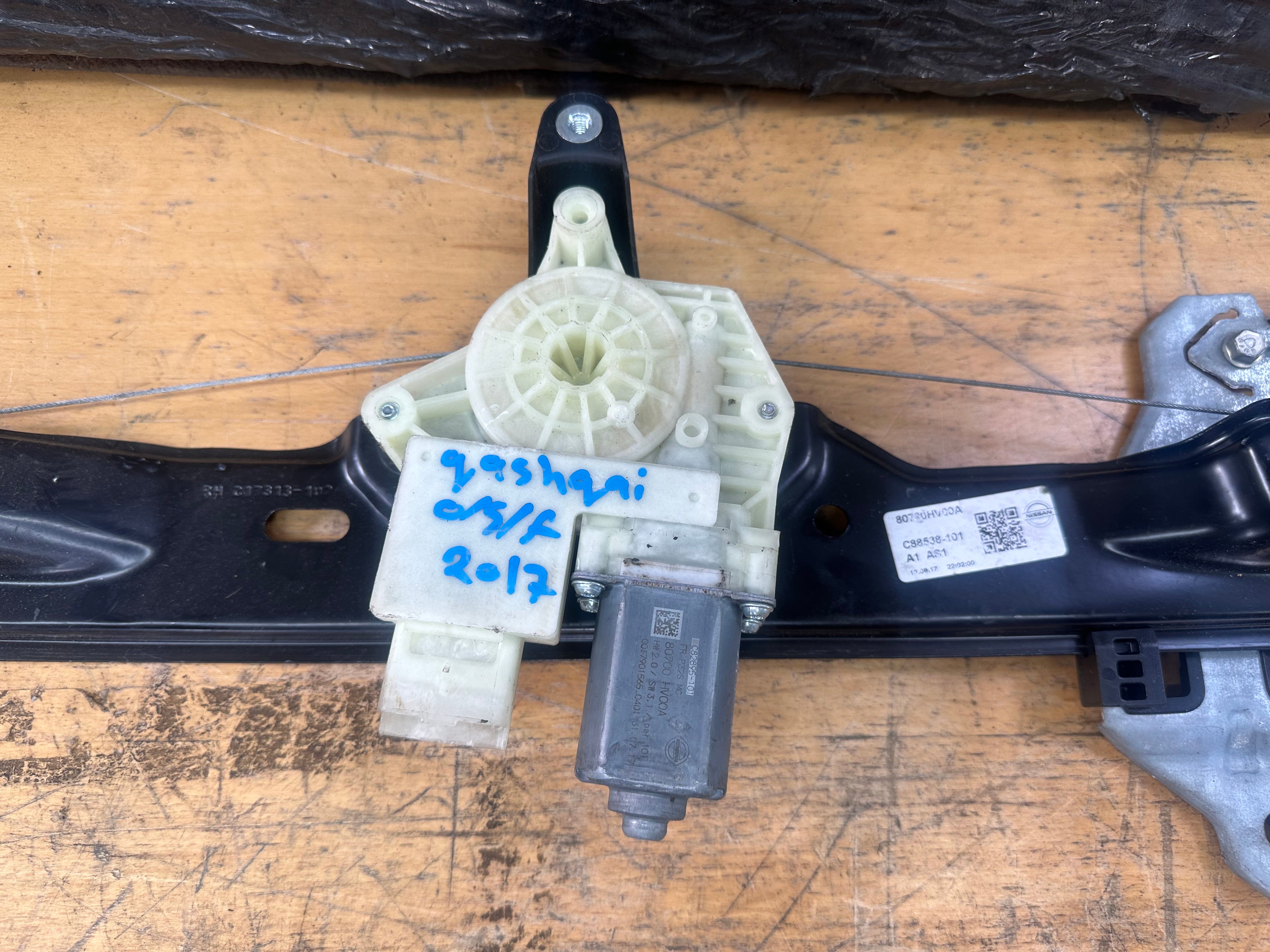 Nissan Qashqai J11 2017 Right Front O/S/F Window Regulator (80700 HV00A)