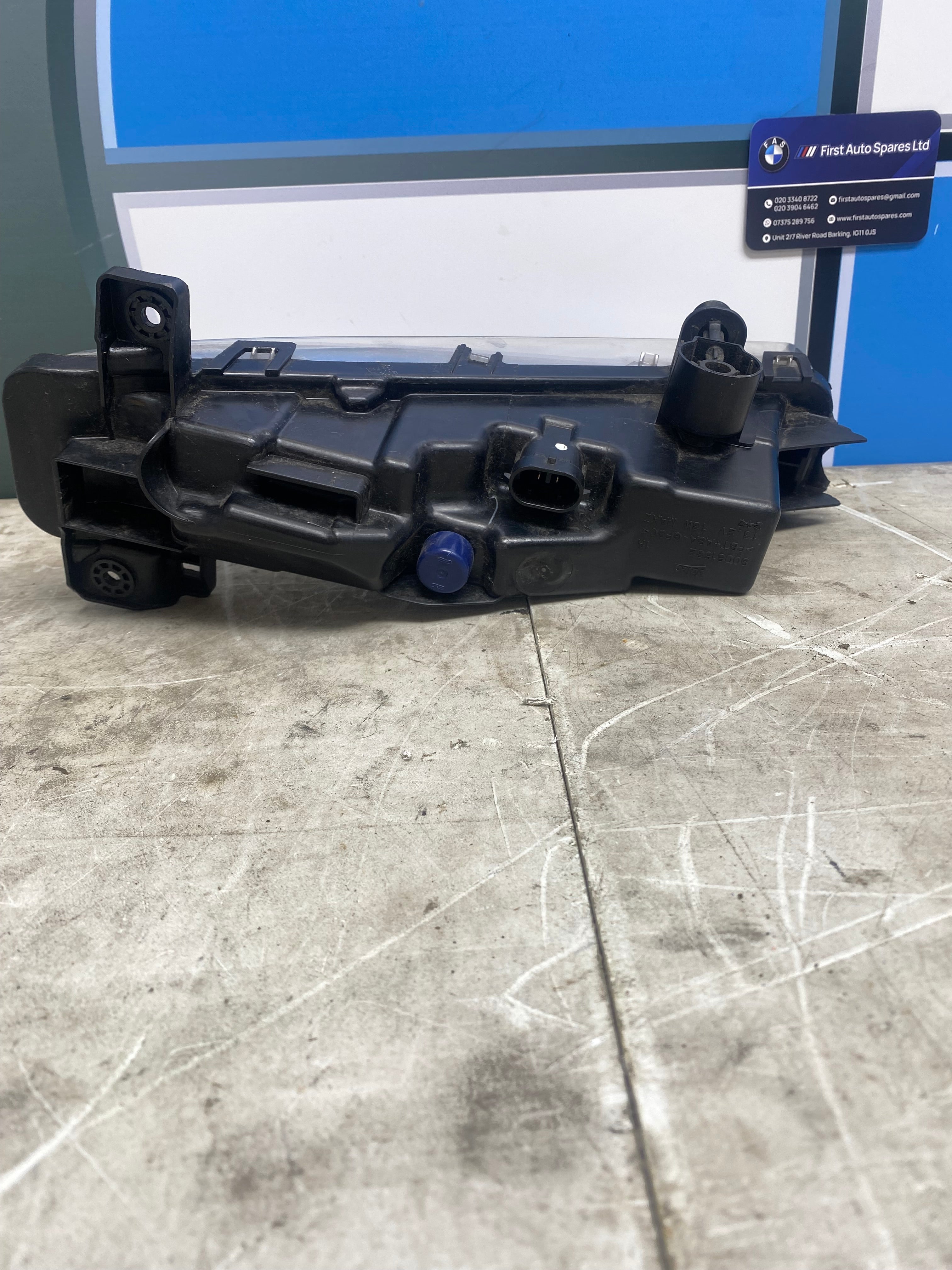 BMW 5 Series & 7 Series Right Headlight Mounting Bracket – Halogen / LED