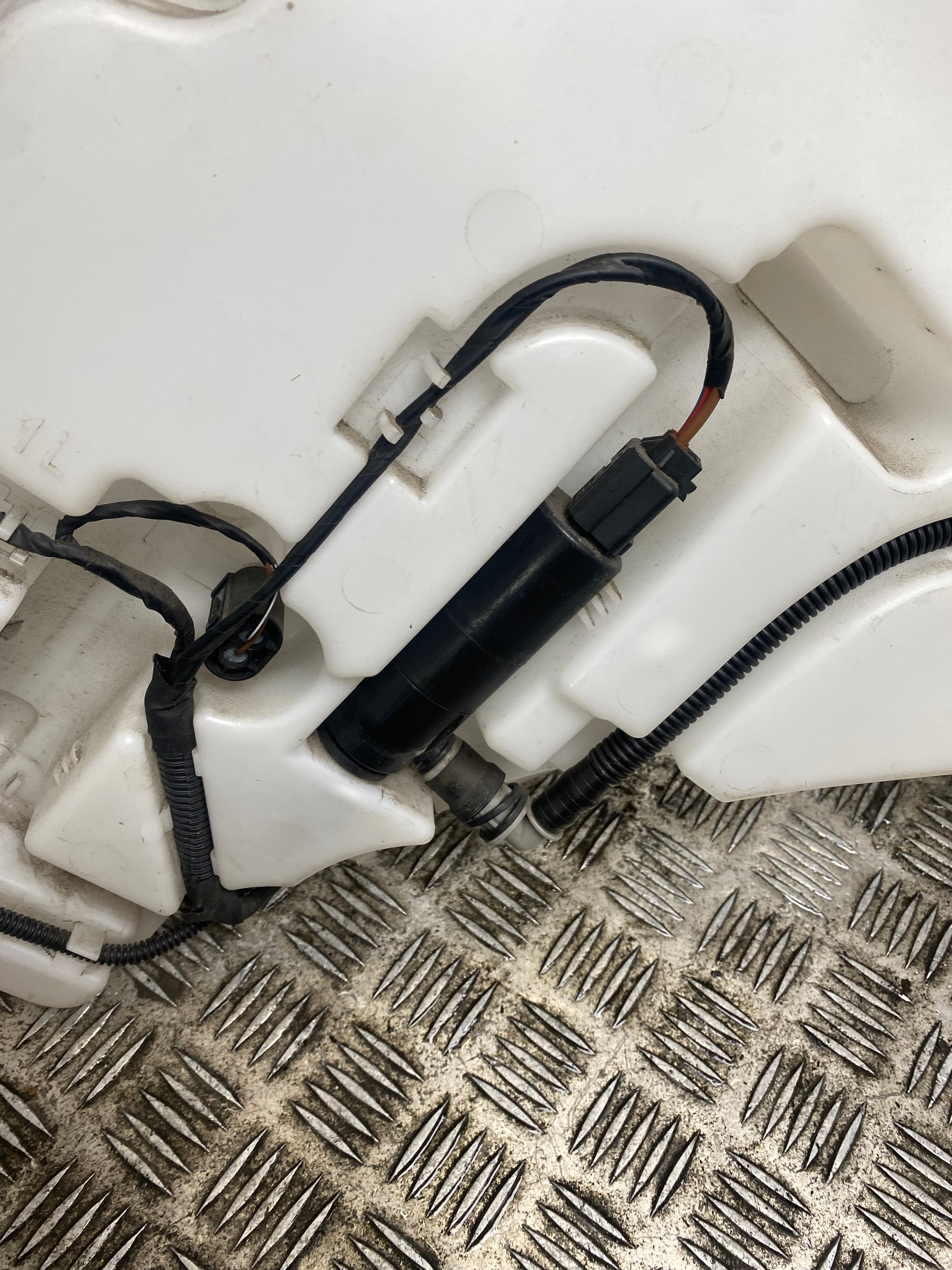 BMW 4 Series F36 Windscreen Washer Bottle & Washer Pump 2014–2021 (7241679-13)