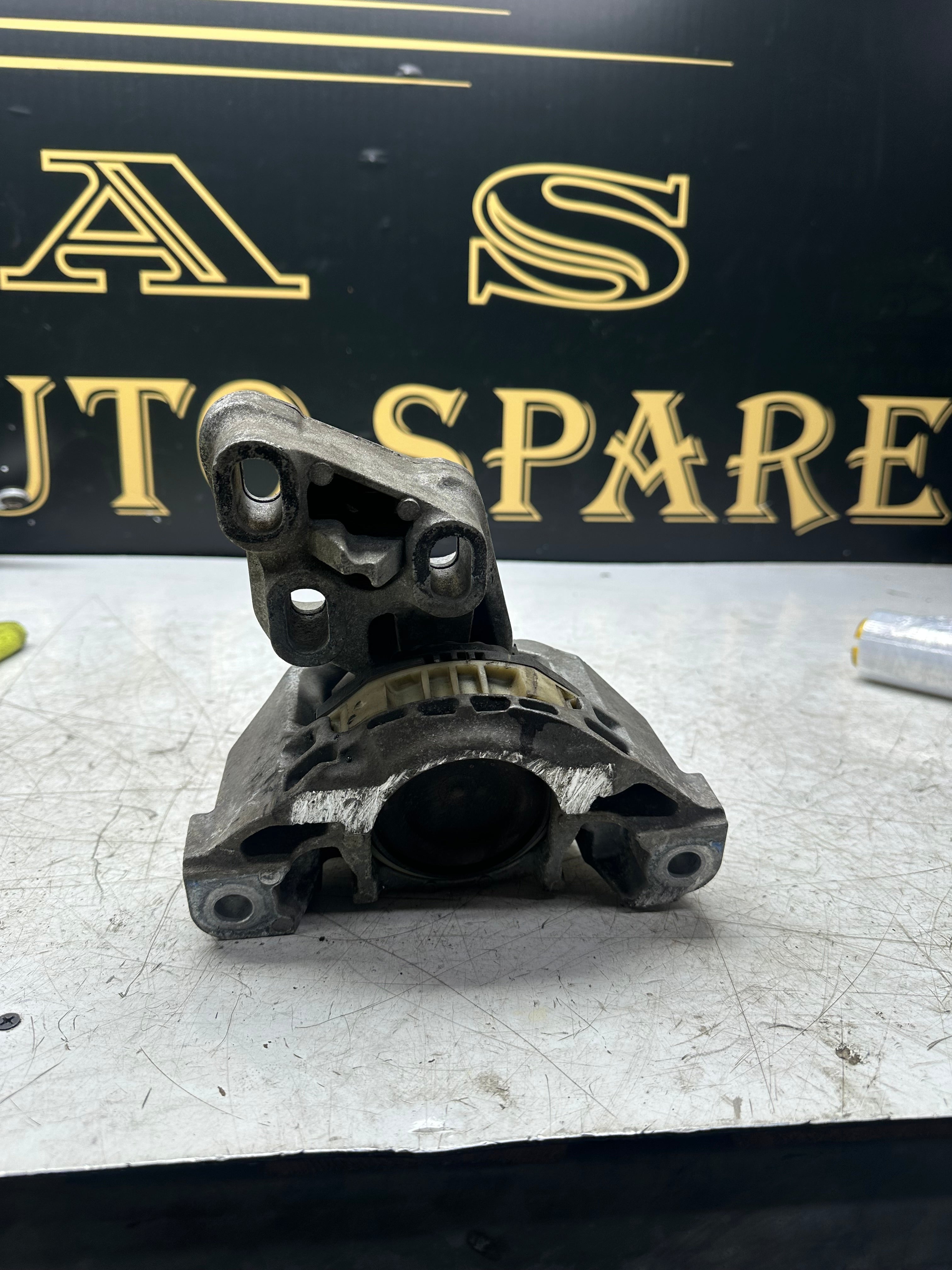 Mercedes-Benz CLA Front Left Engine Mount 26008326 –