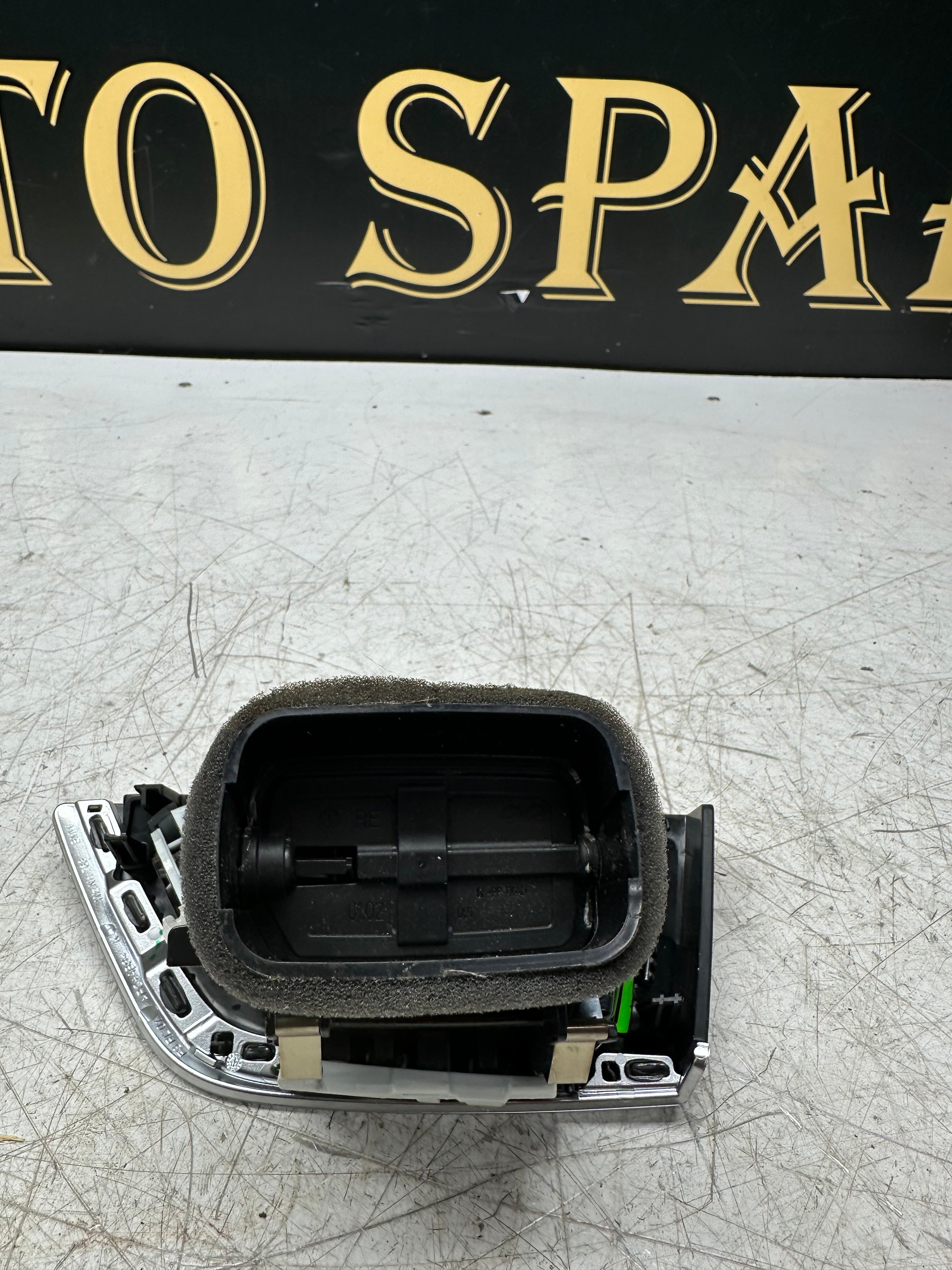 BMW 1 Series F40 Air Vent / Dashboard Vent – (7949339-05)