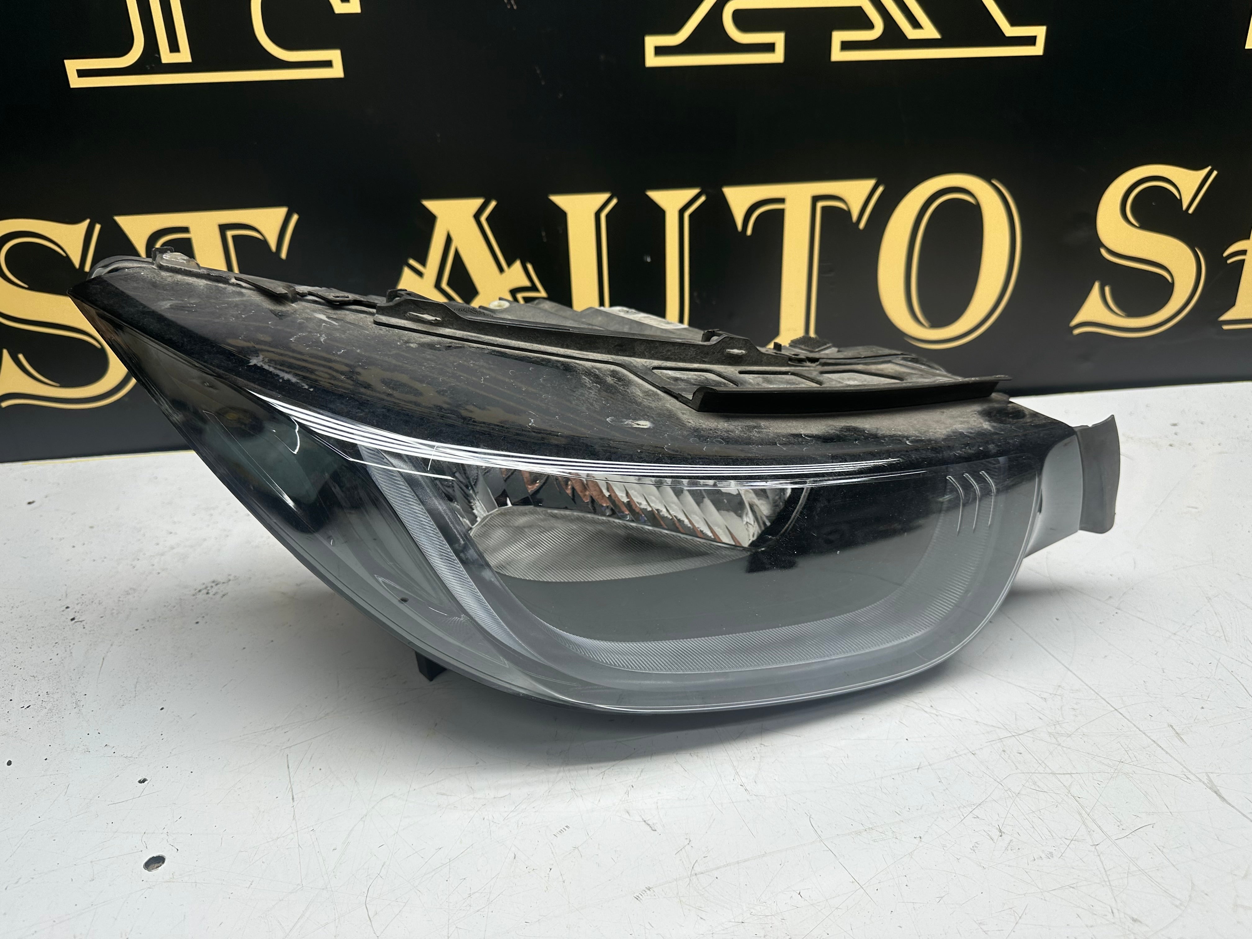 BMW i3 2017 Right Halogen Headlight 7295672 (63.11-7295672-12)