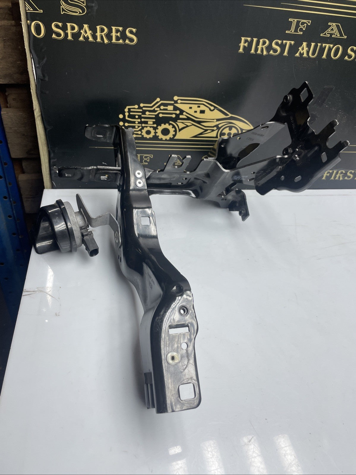 BMW 5 G30 G31 G38 2019 Front right headlight headlamp mounting bracket 7383858