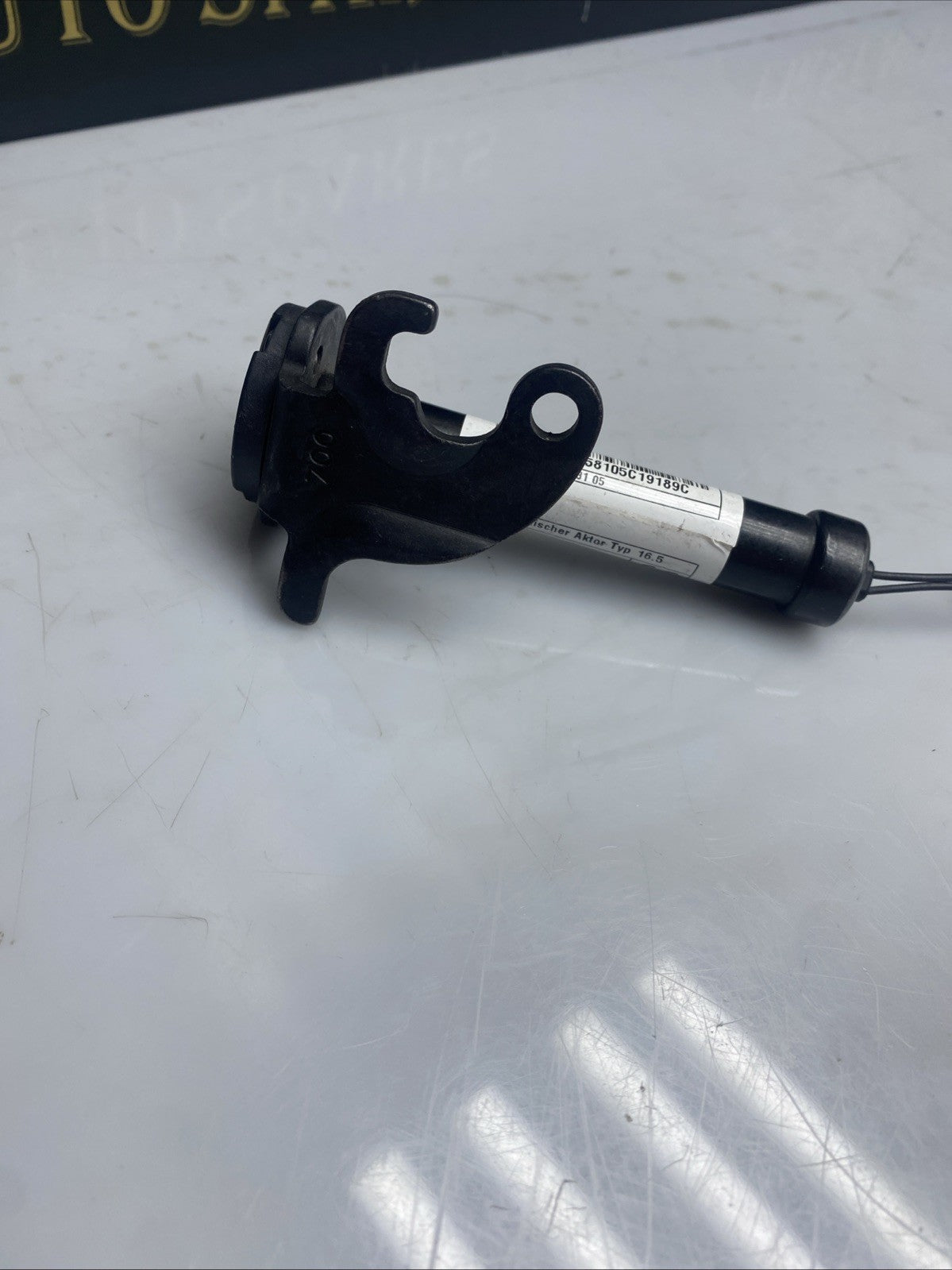  BMW X1  F48 FRONT PASSENGER SIDE BONNET HINGE ACTUATOR AL7300581 05