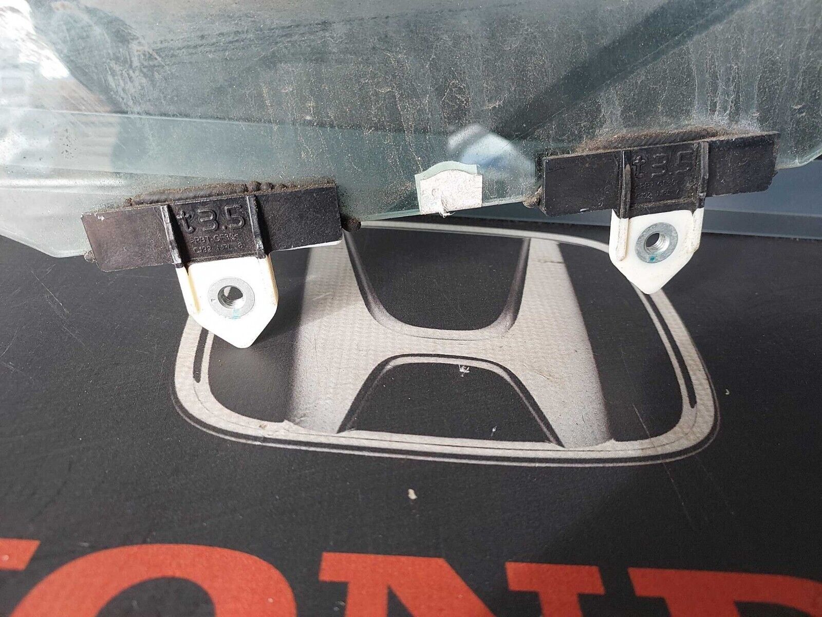 TOYOTA YARIS O/S FRONT WINDOW GLASS 2022