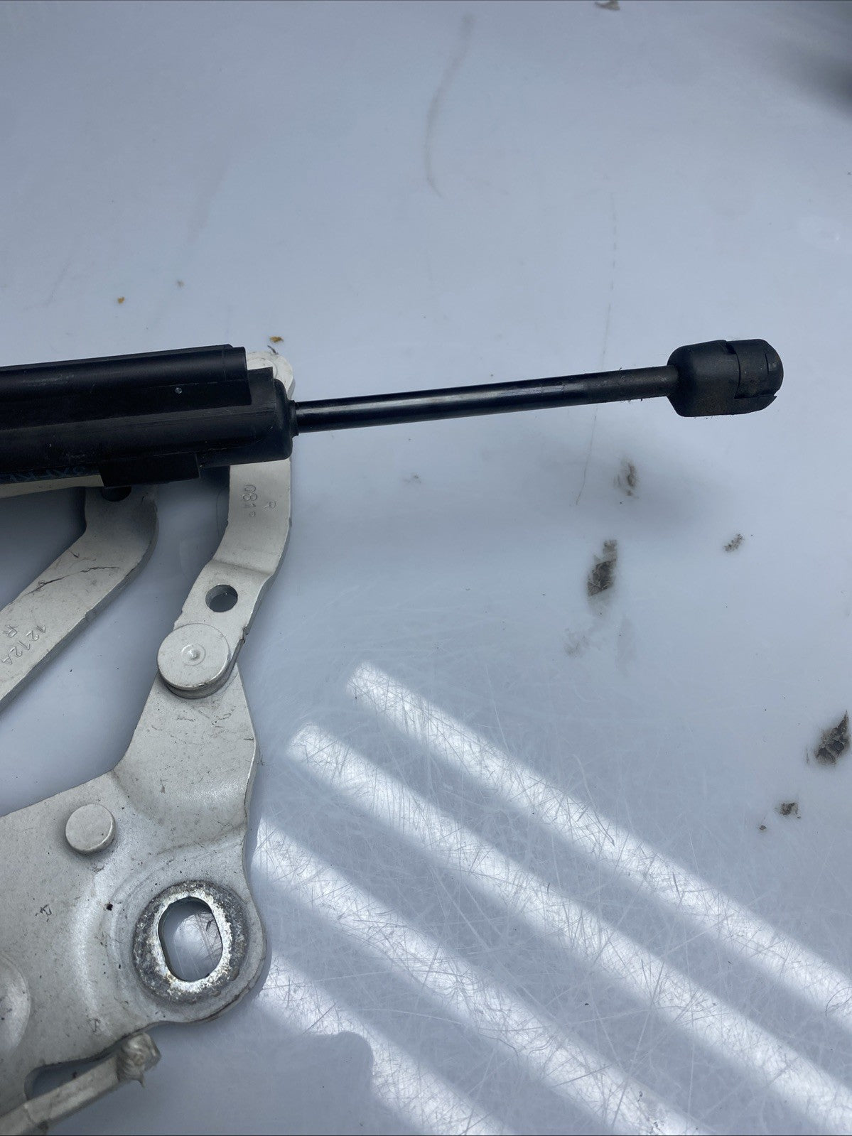 BMW 1 Series Right Driver OS Bonnet Hinge 13989610 F21 2011-2015